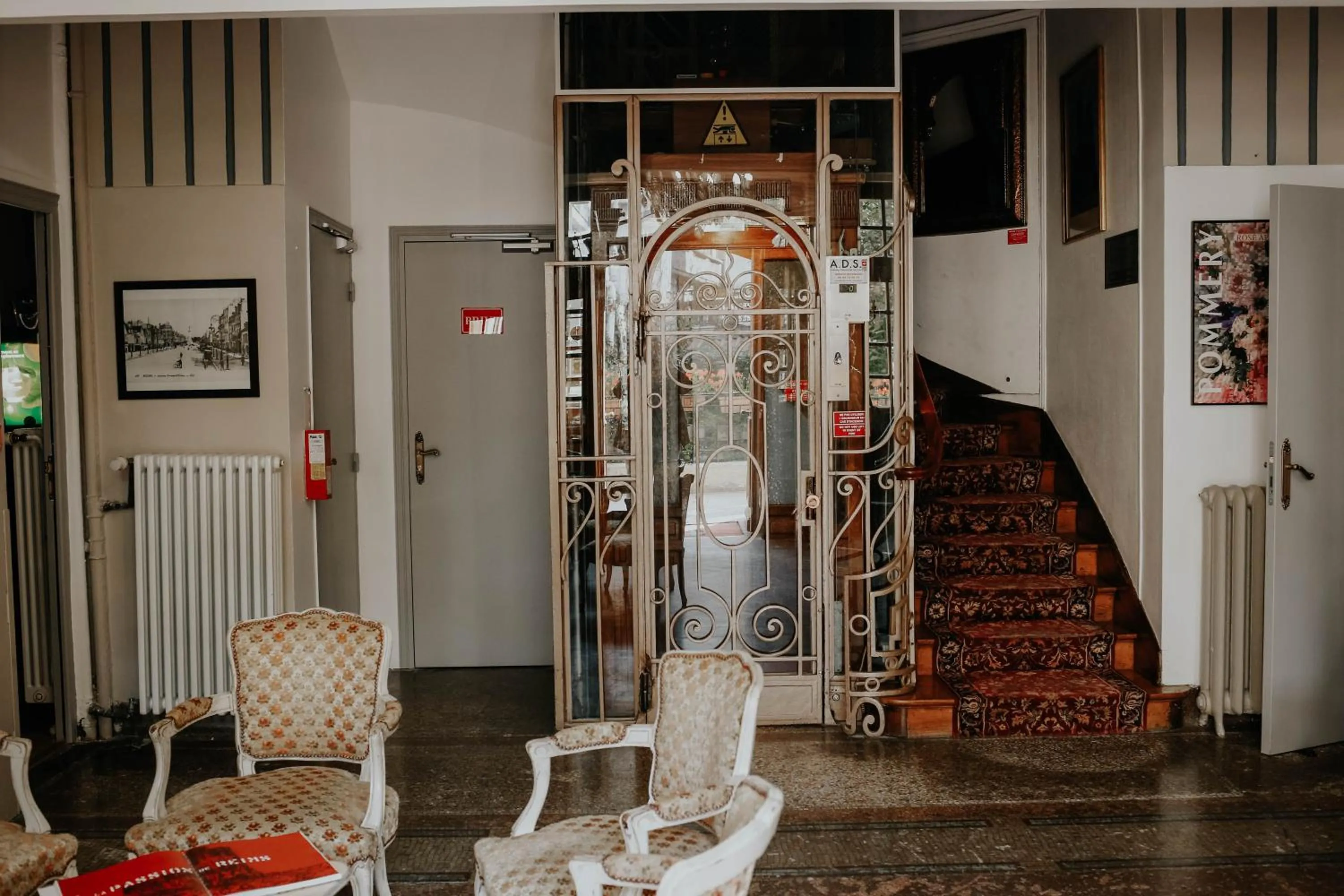 Lobby or reception in Hôtel Crystal Reims Centre