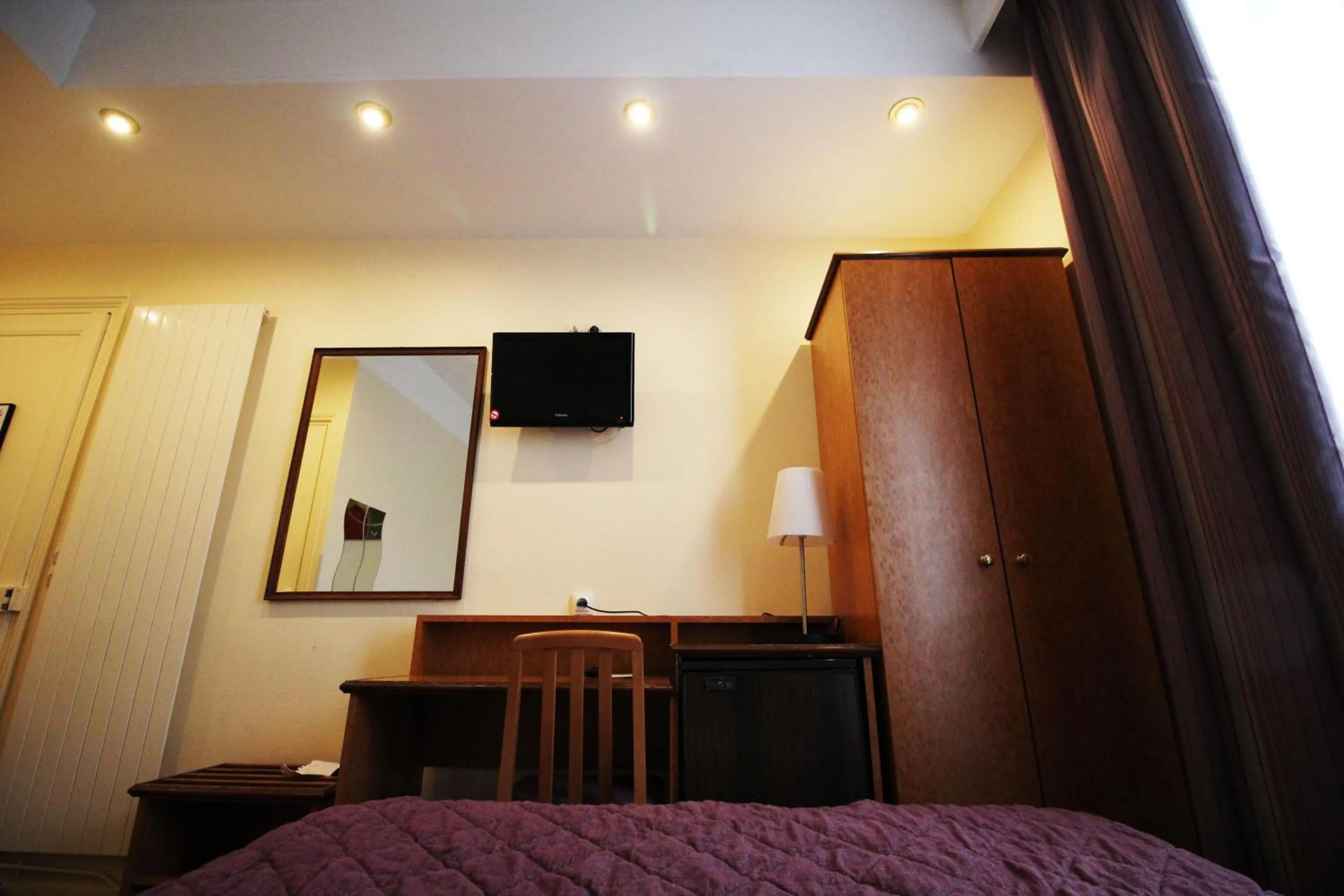 View (from property/room), Bed in Hôtel Crystal Reims Centre