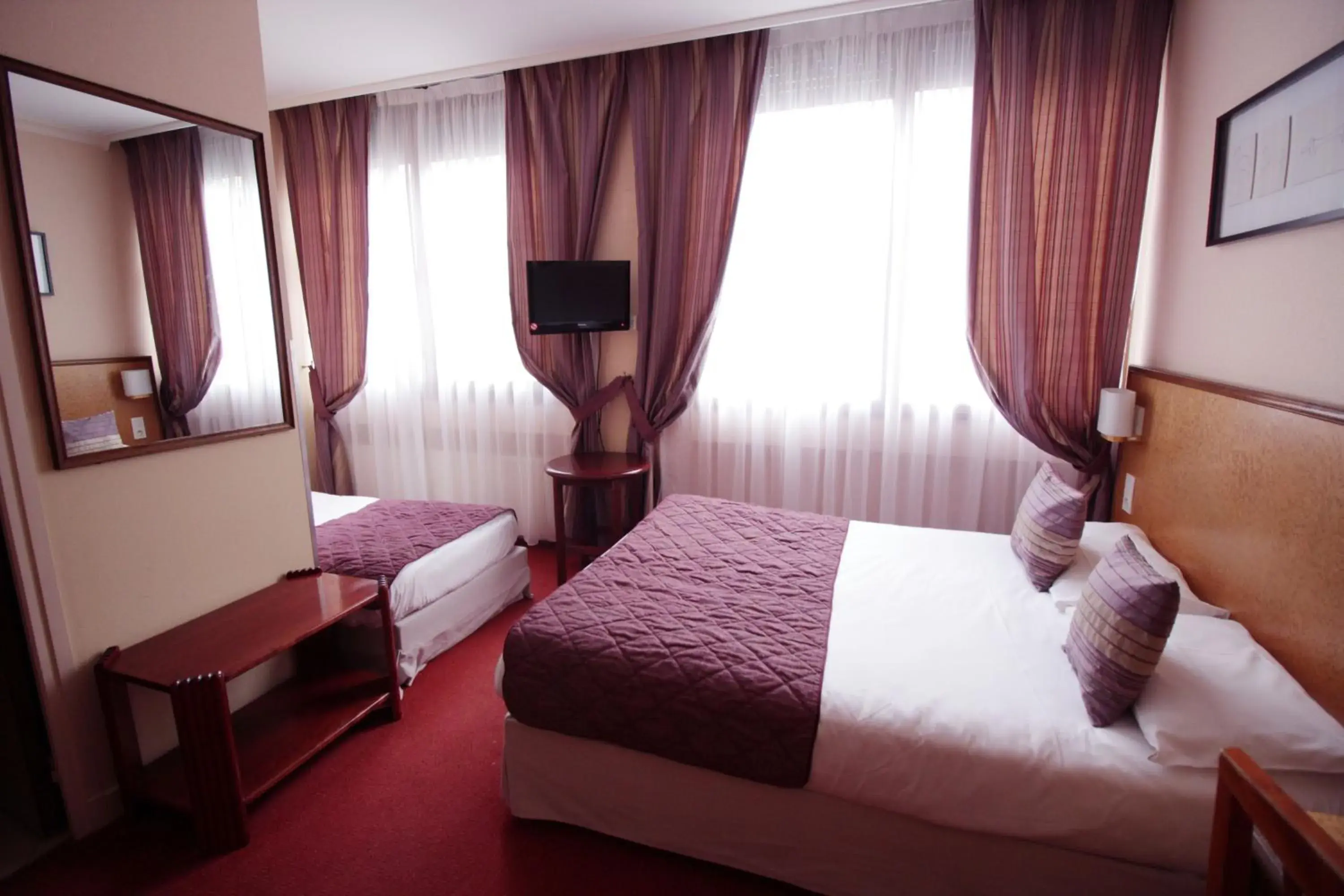 Triple Room in Hôtel Crystal Reims Centre Triple Room in Hôtel Crystal Reims Centre