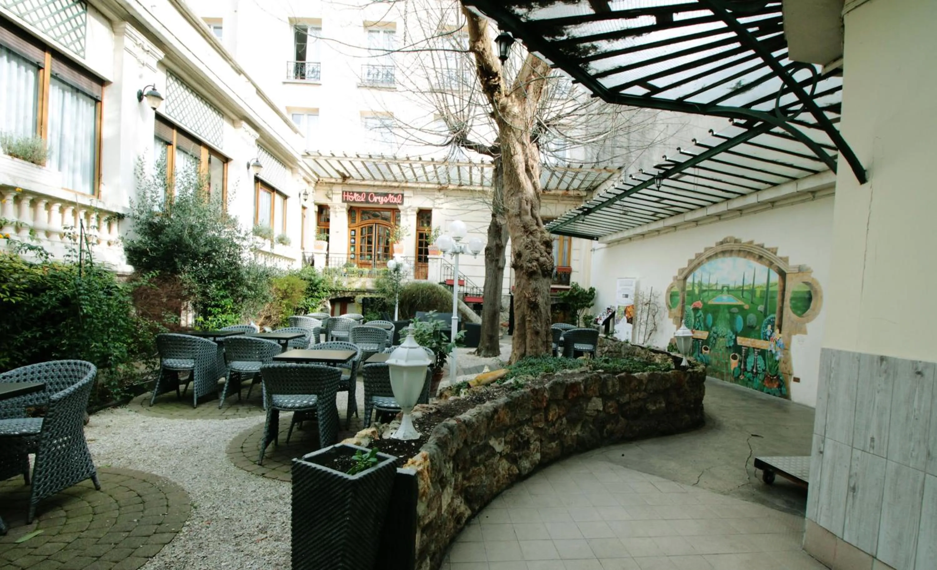 Facade/entrance in Hôtel Crystal Reims Centre
