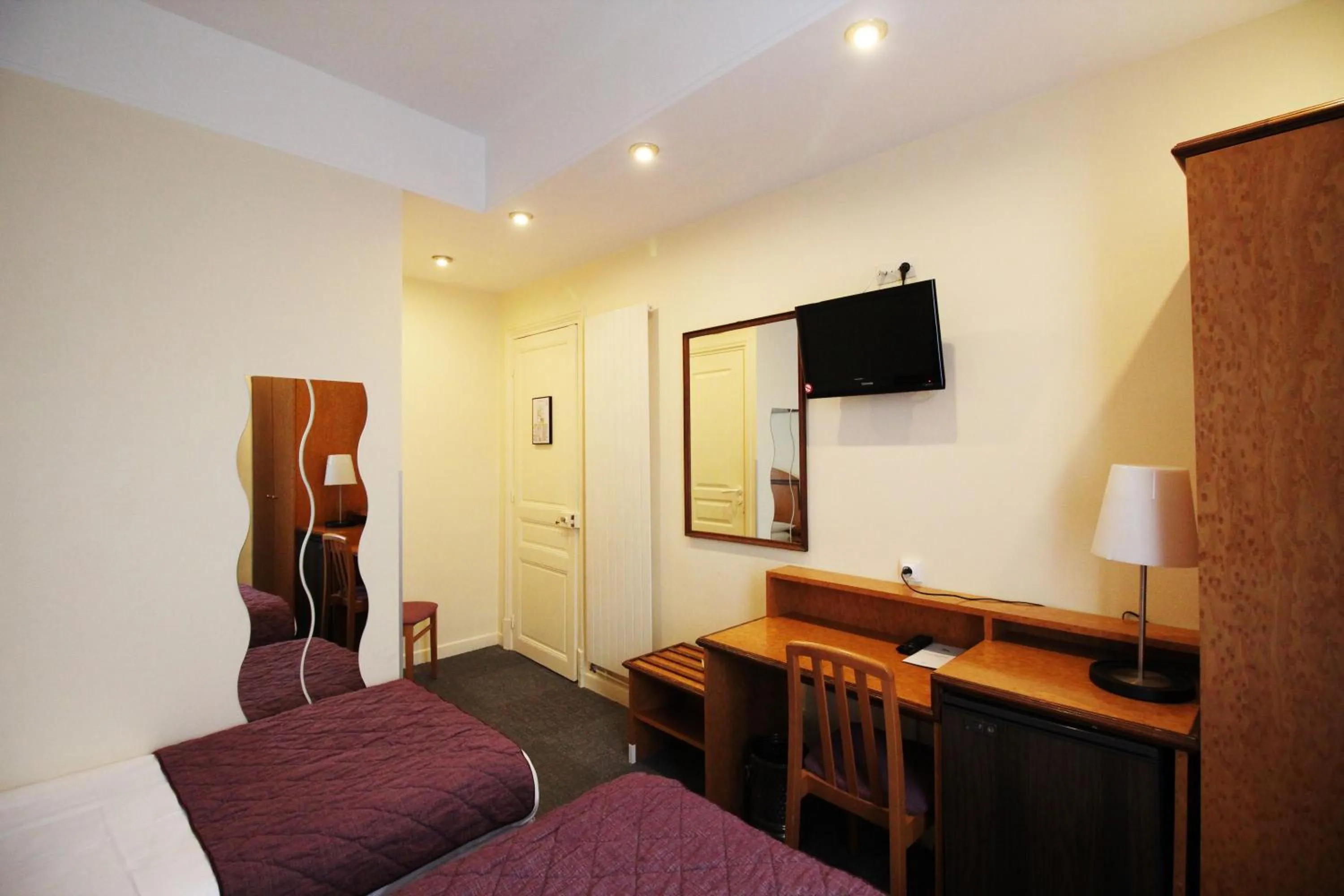 Photo of the whole room in Hôtel Crystal Reims Centre