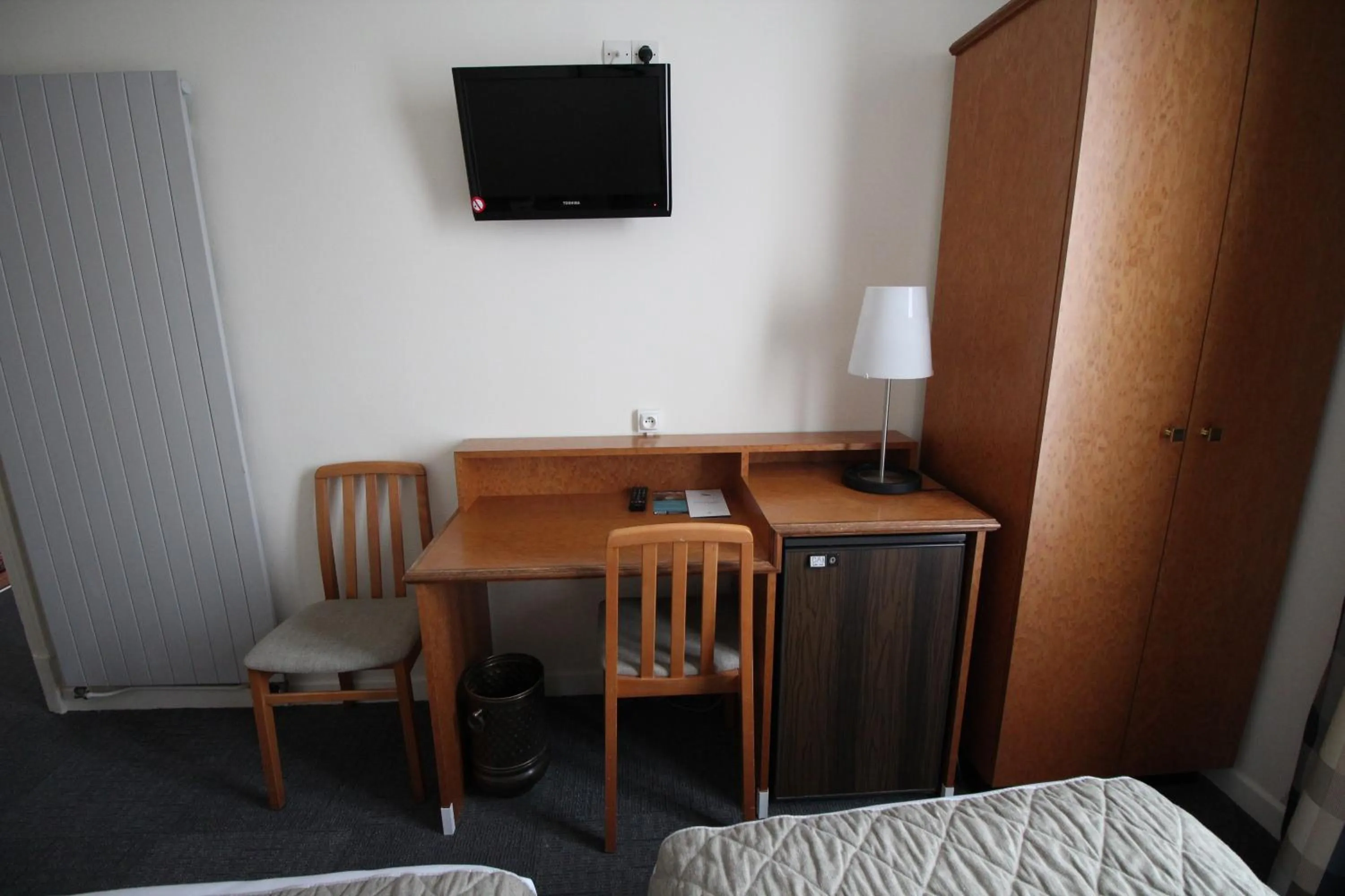 TV and multimedia in Hôtel Crystal Reims Centre