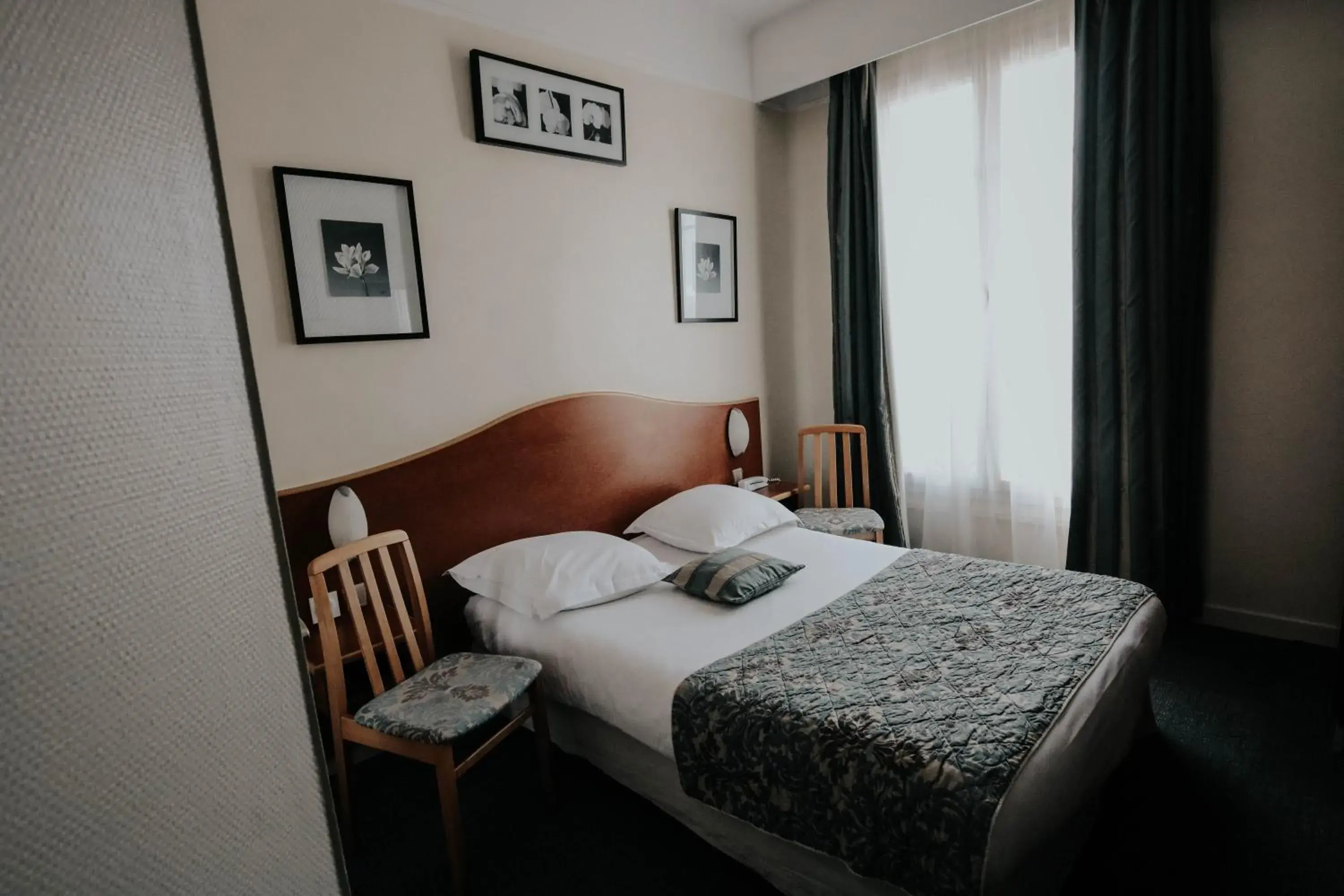 Standard Double Room in Hôtel Crystal Reims Centre Standard Double Room in Hôtel Crystal Reims Centre