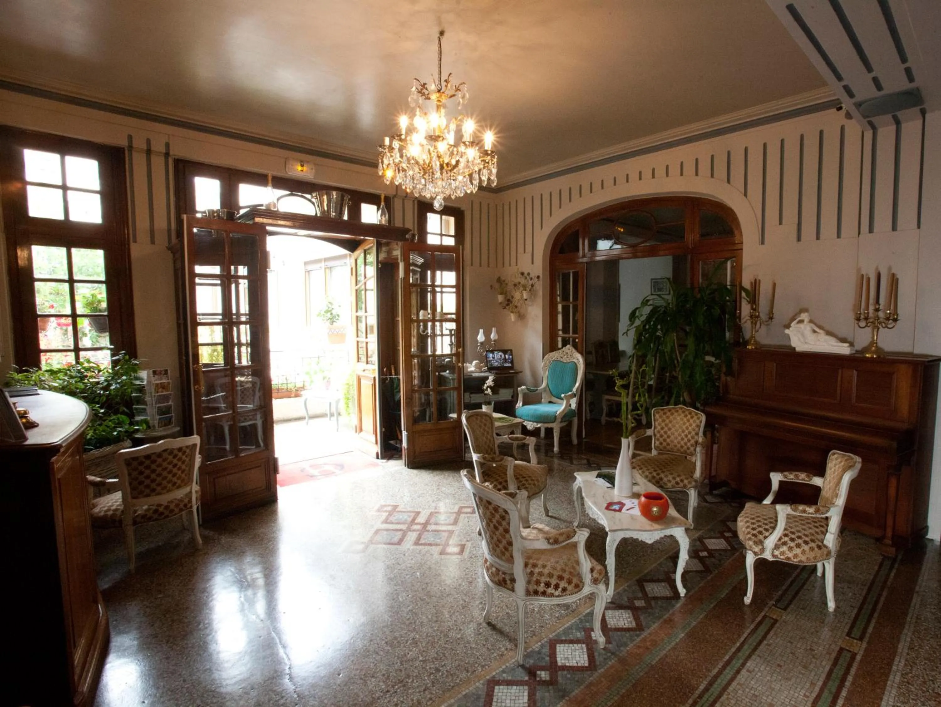 Lobby or reception in Hôtel Crystal Reims Centre