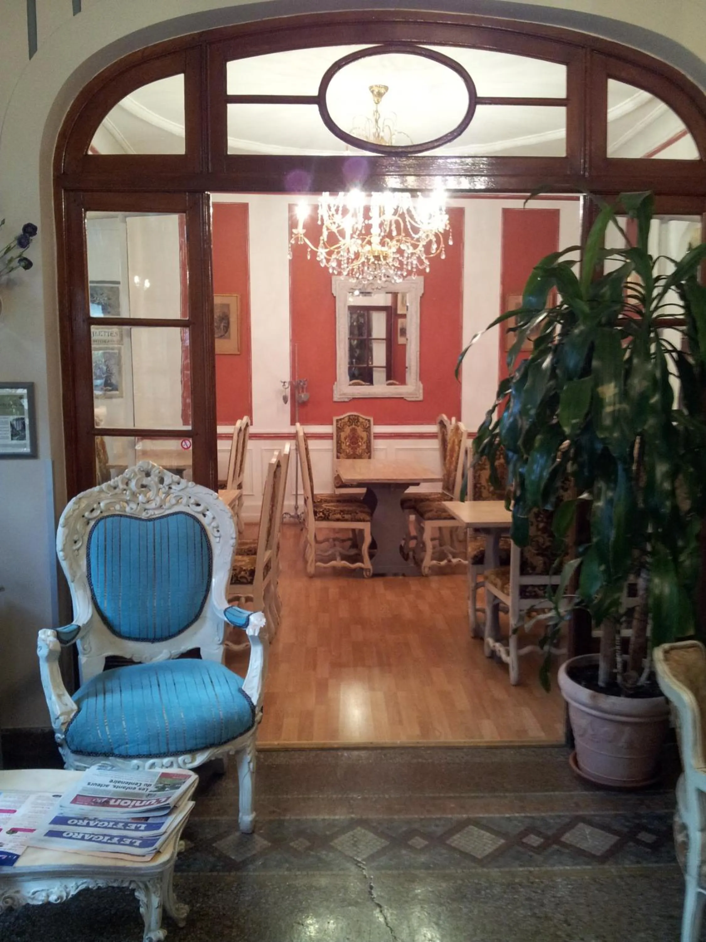 Restaurant/places to eat in Hôtel Crystal Reims Centre