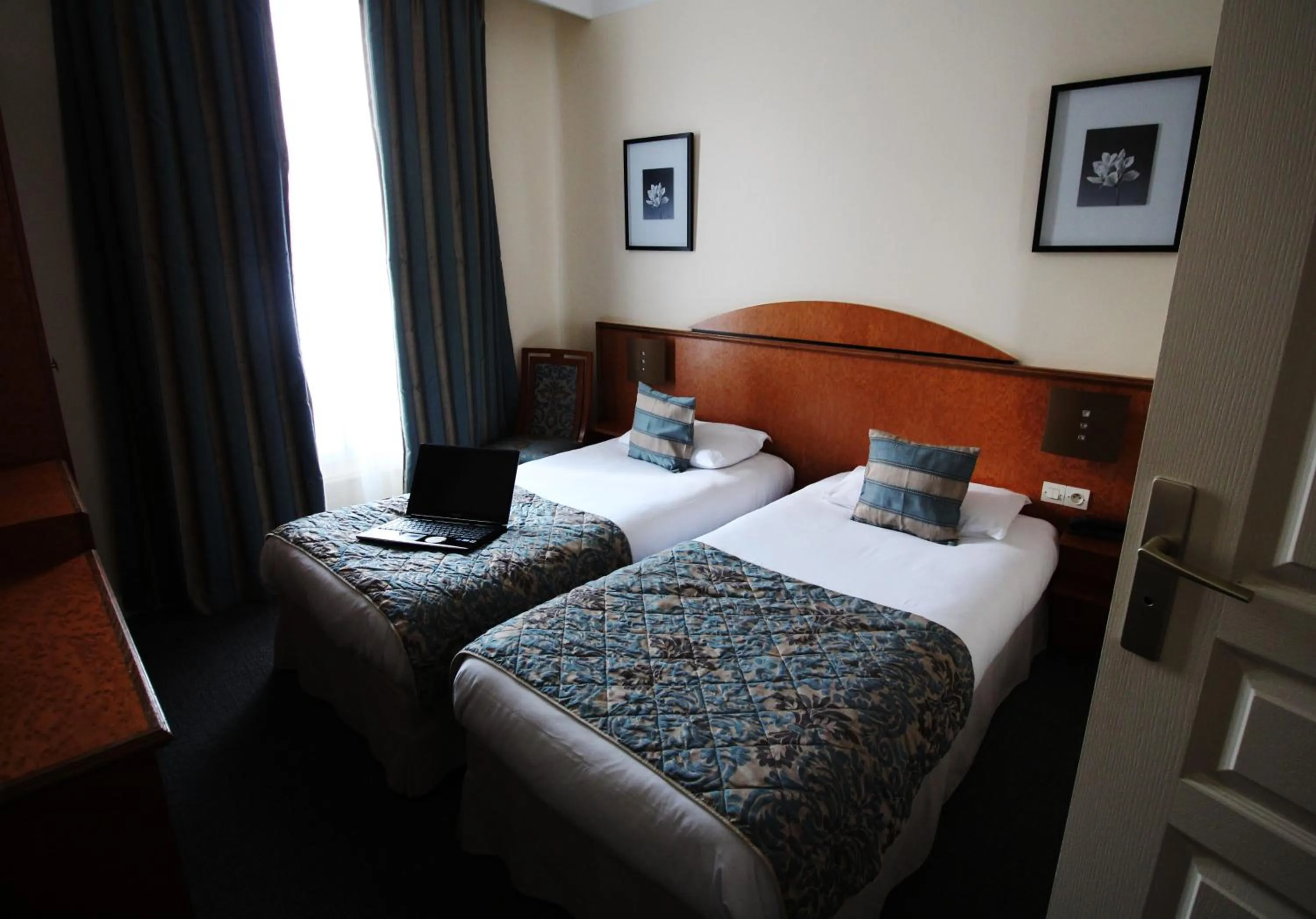 Bed in Hôtel Crystal Reims Centre