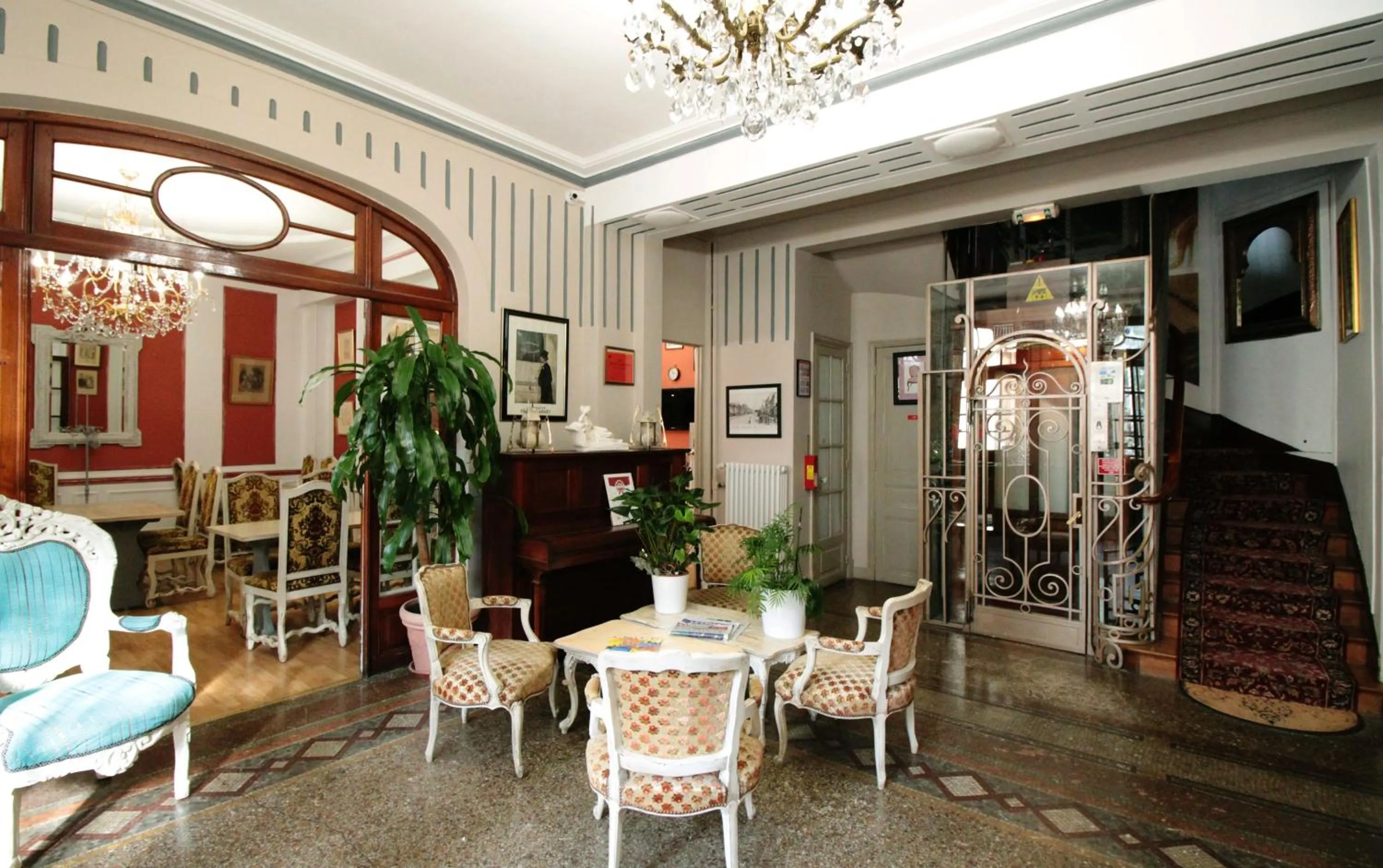 Communal lounge/ TV room in Hôtel Crystal Reims Centre