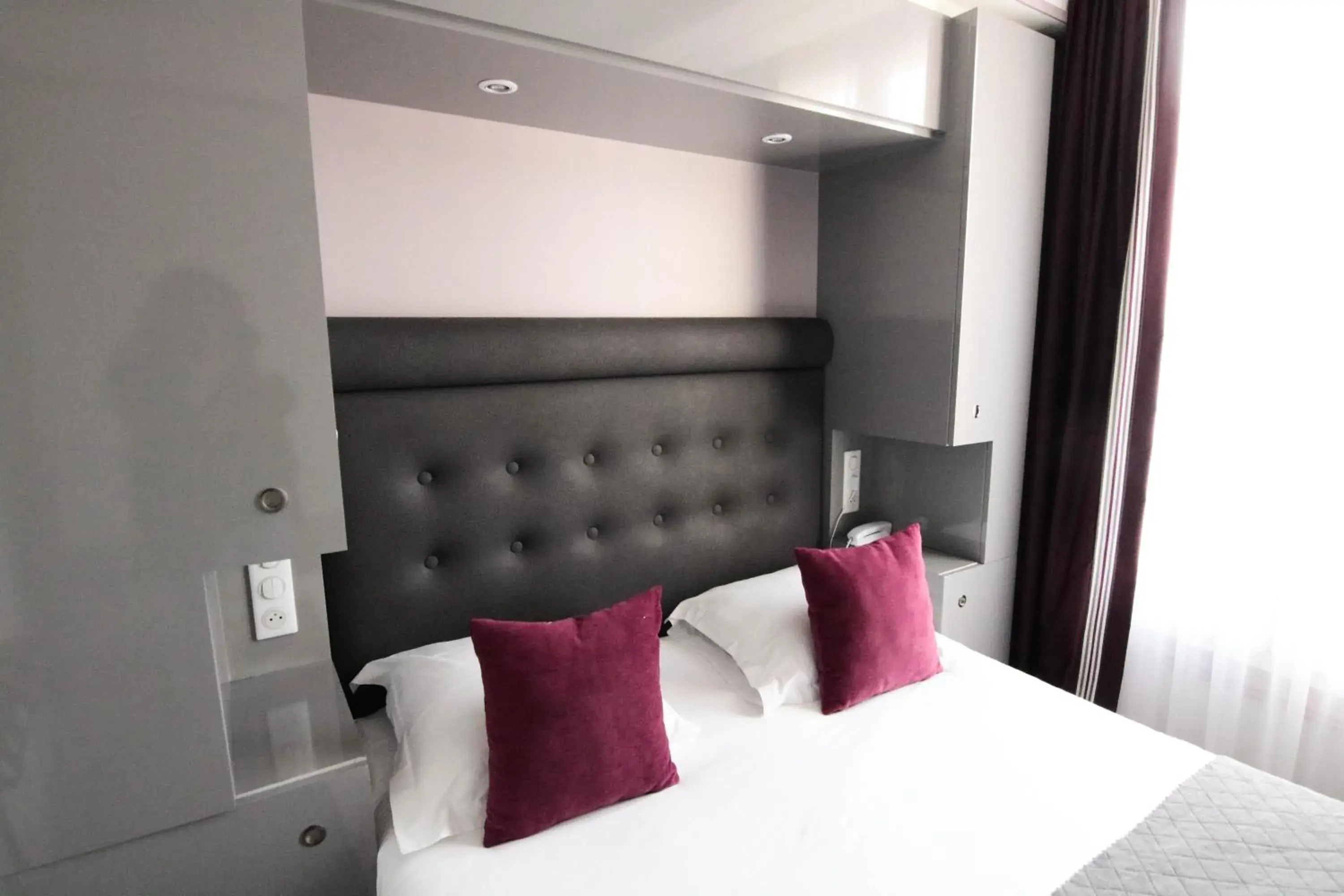 Comfort Double Room in Hôtel Crystal Reims Centre Comfort Double Room in Hôtel Crystal Reims Centre