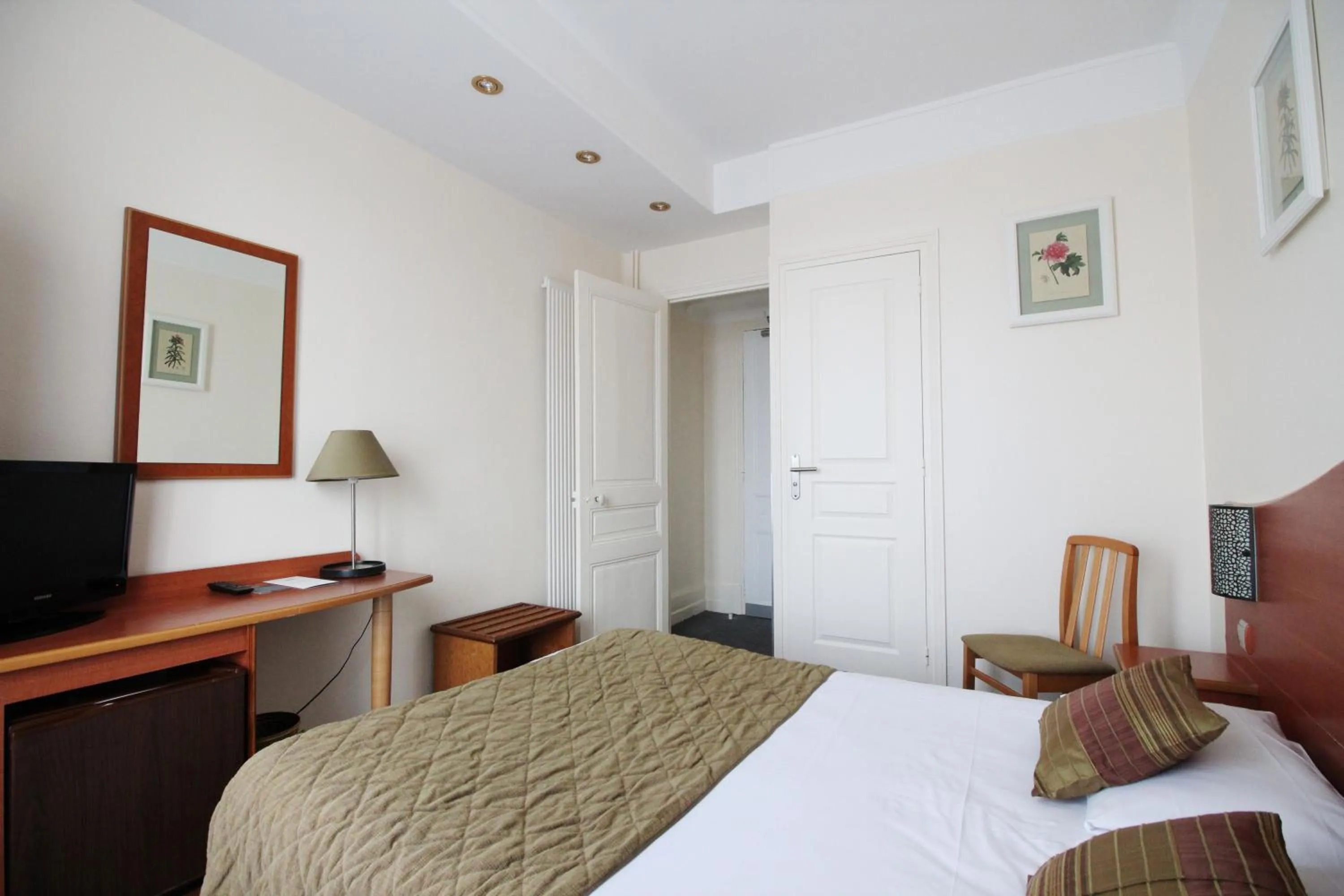 Photo of the whole room, Bed in Hôtel Crystal Reims Centre