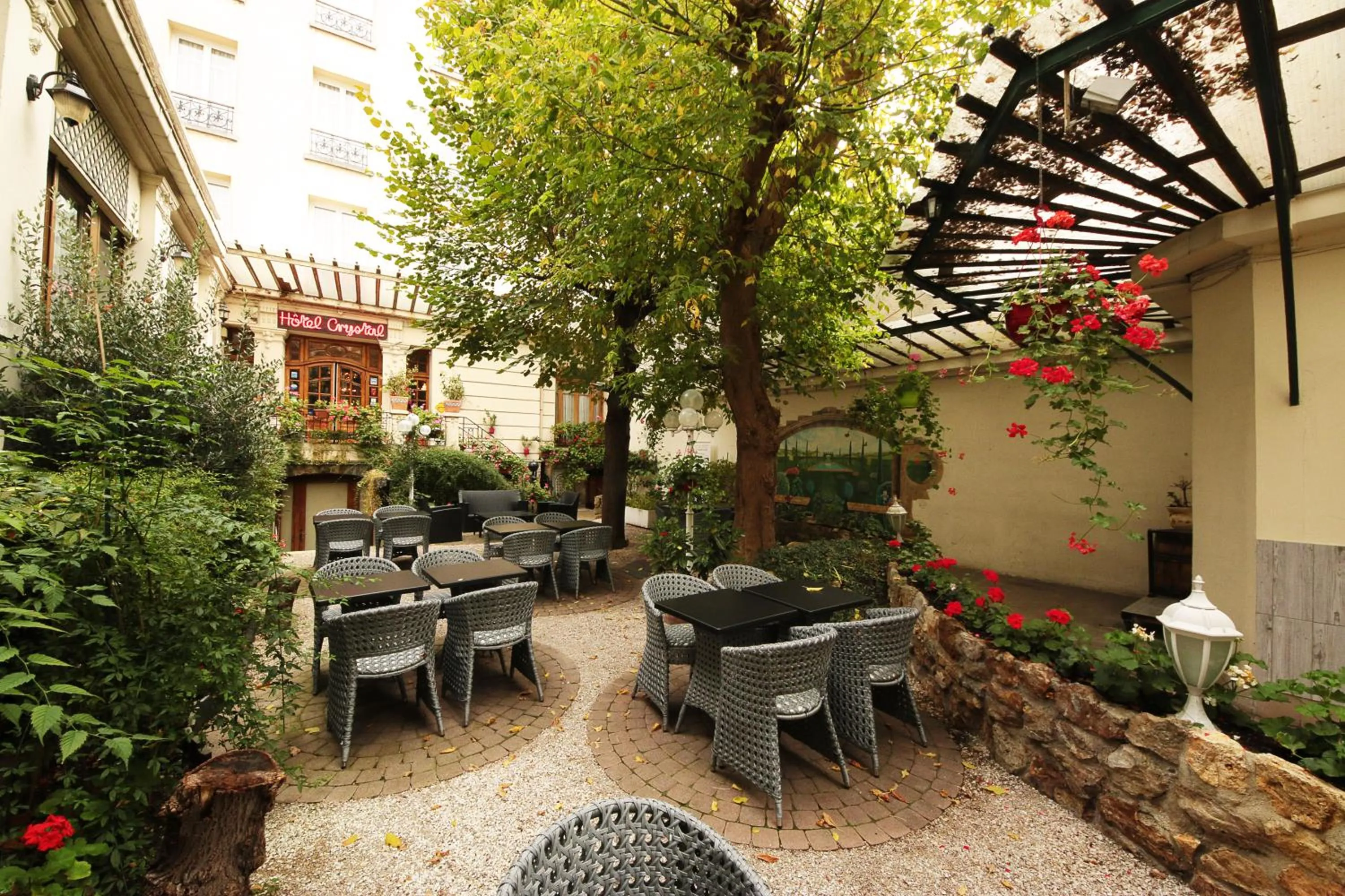 Garden view in Hôtel Crystal Reims Centre