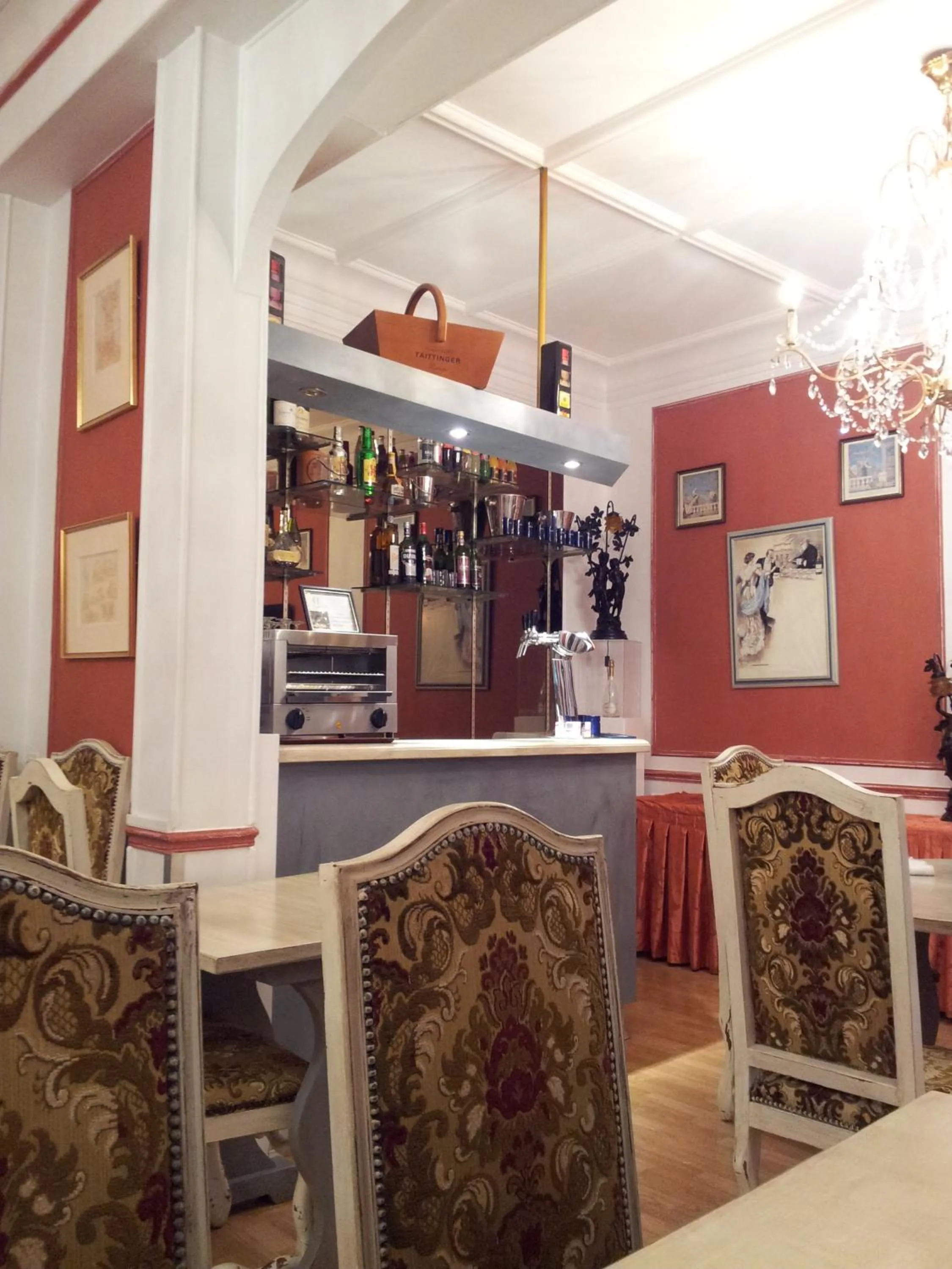 Restaurant/places to eat in Hôtel Crystal Reims Centre