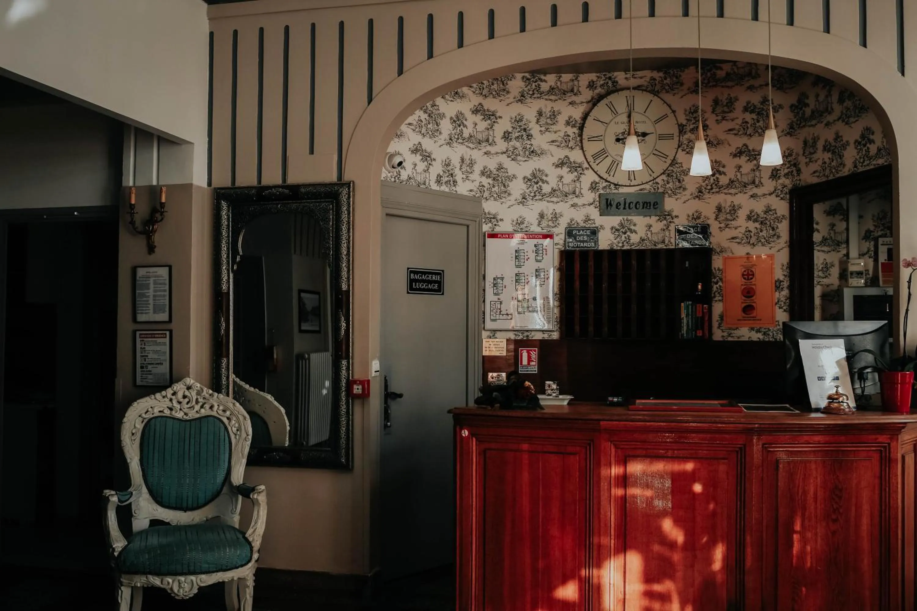 Lobby or reception in Hôtel Crystal Reims Centre
