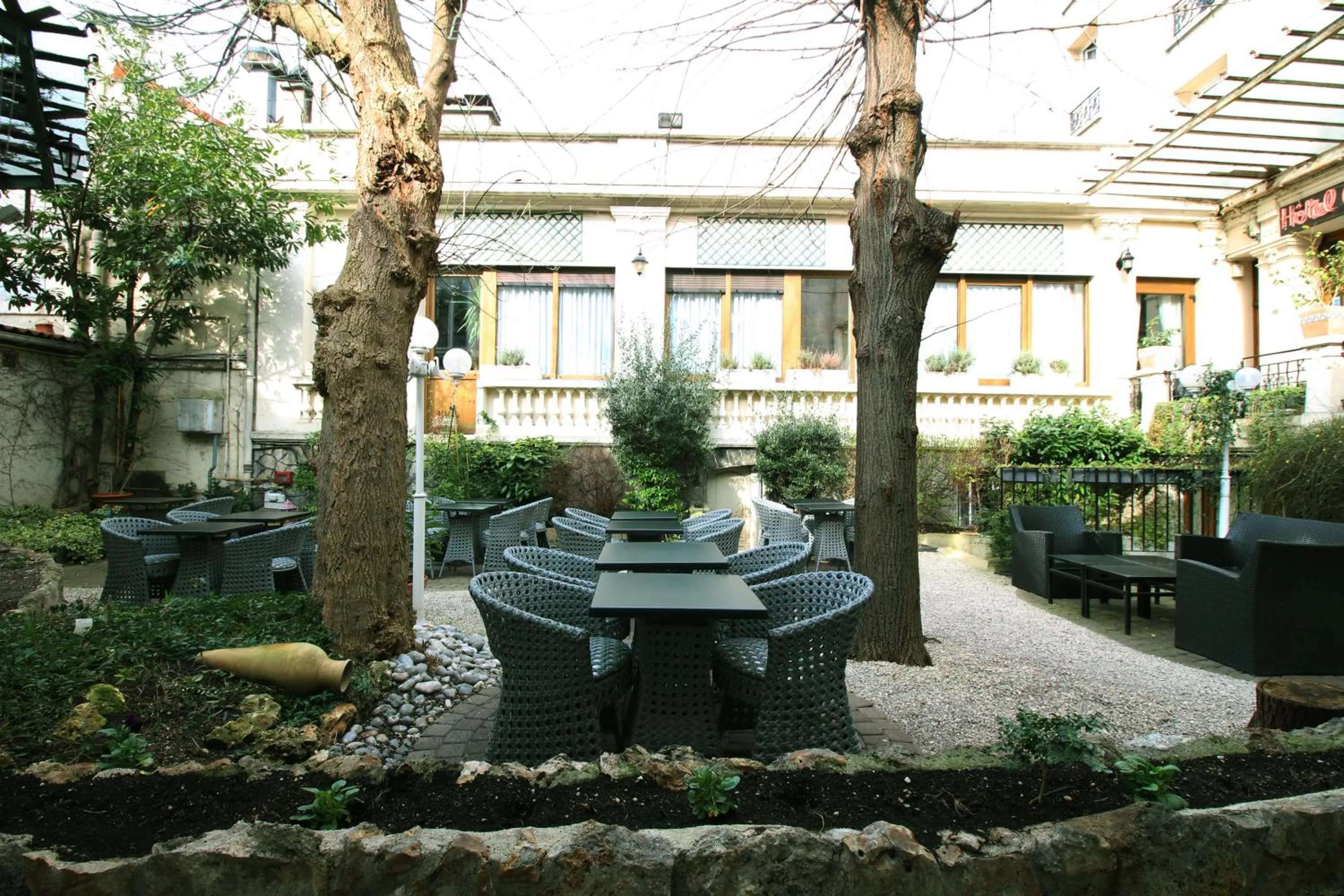 Garden in Hôtel Crystal Reims Centre