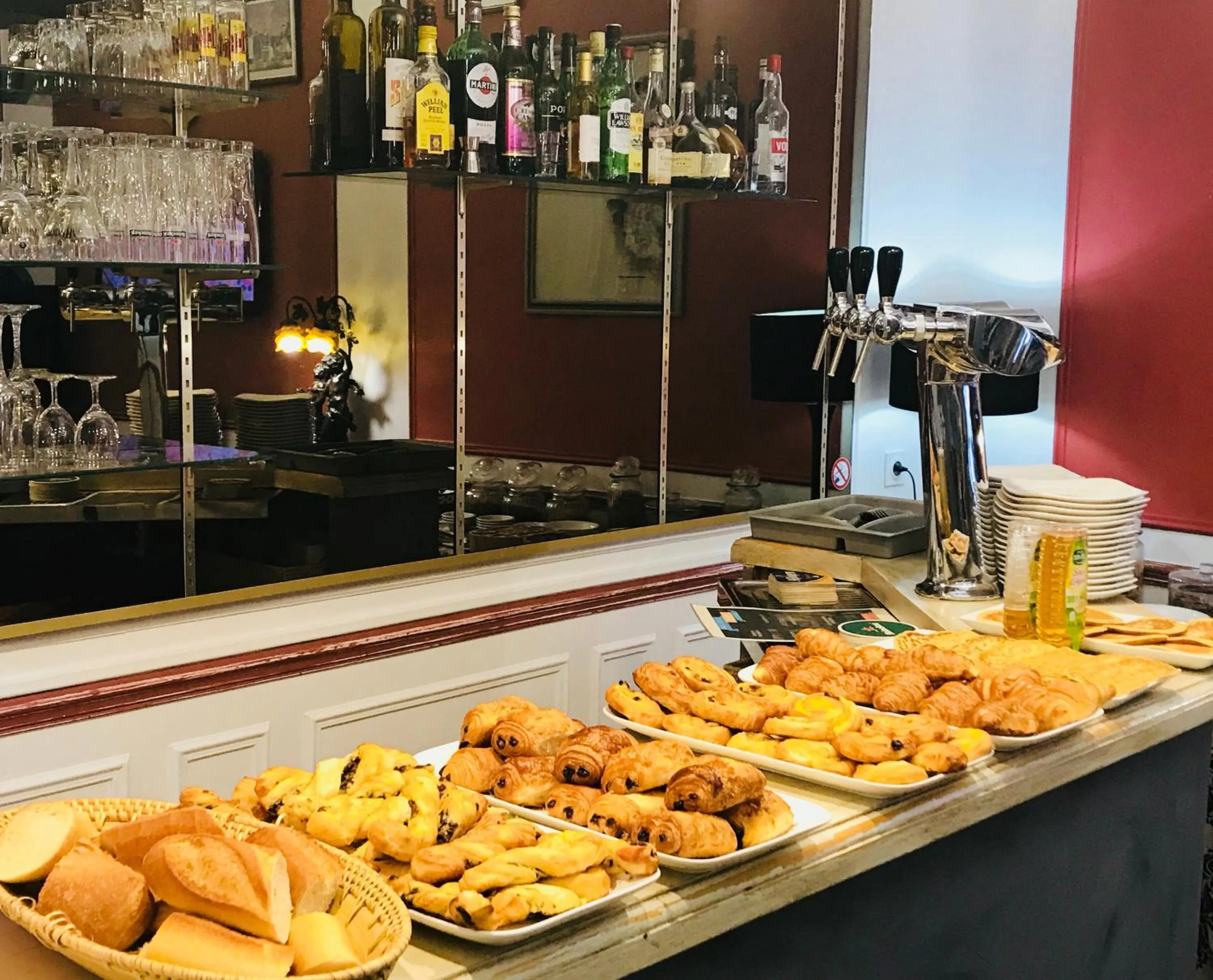 Breakfast in Hôtel Crystal Reims Centre