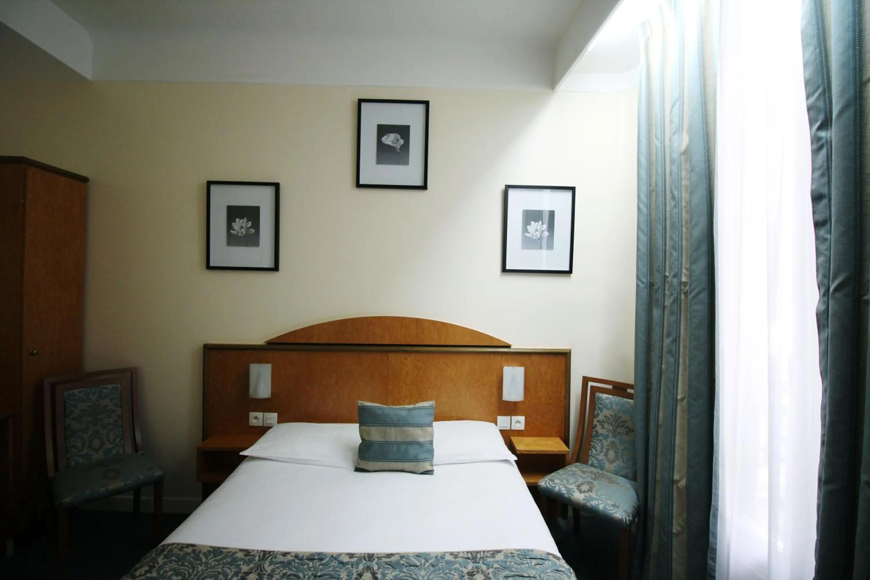 Bed in Hôtel Crystal Reims Centre