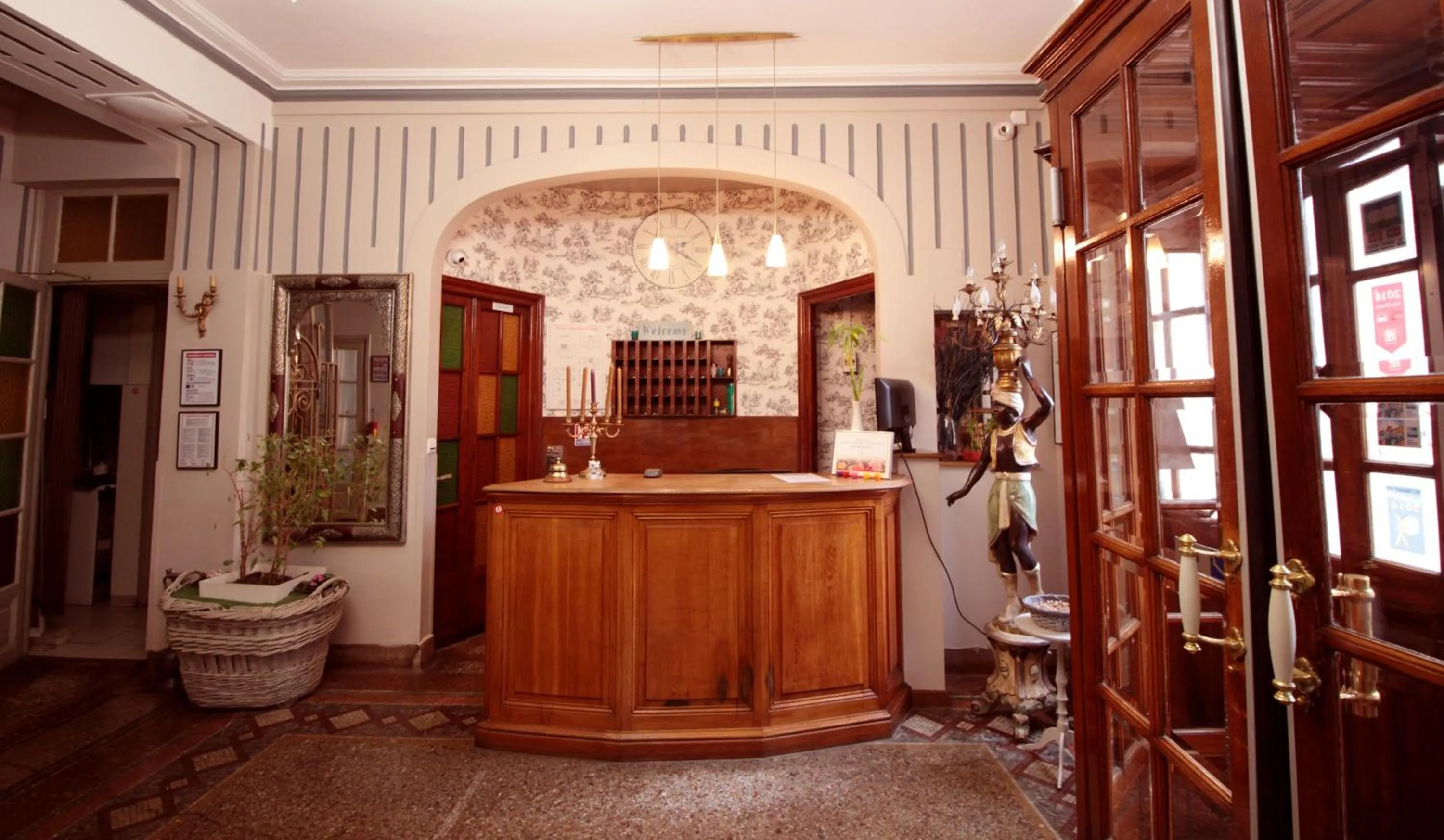 Lobby or reception in Hôtel Crystal Reims Centre