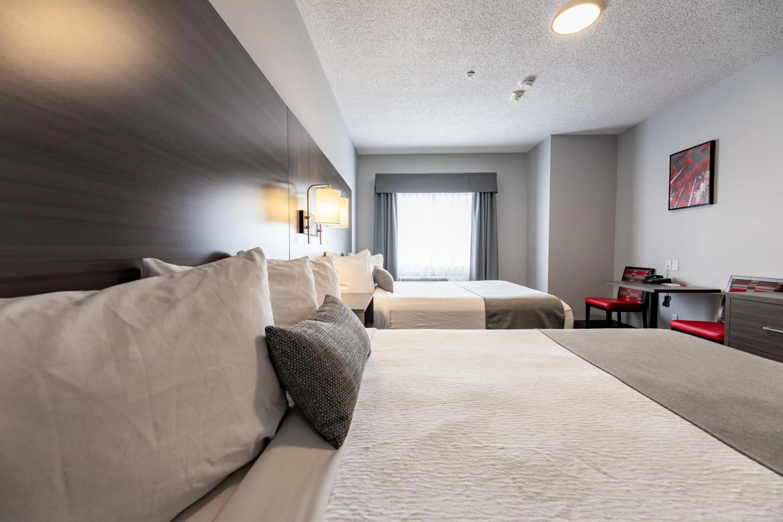 Bedroom, Bed in The Kanata by BCMInns - Hinton
