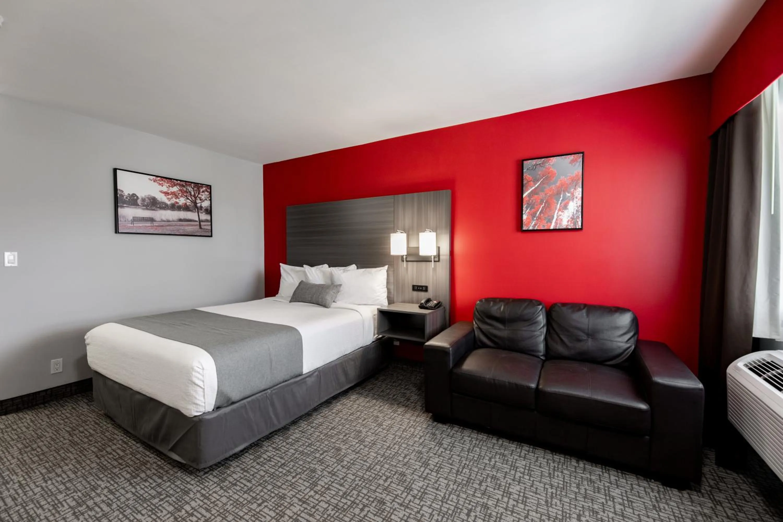 Seating area, Bed in The Kanata by BCMInns - Hinton