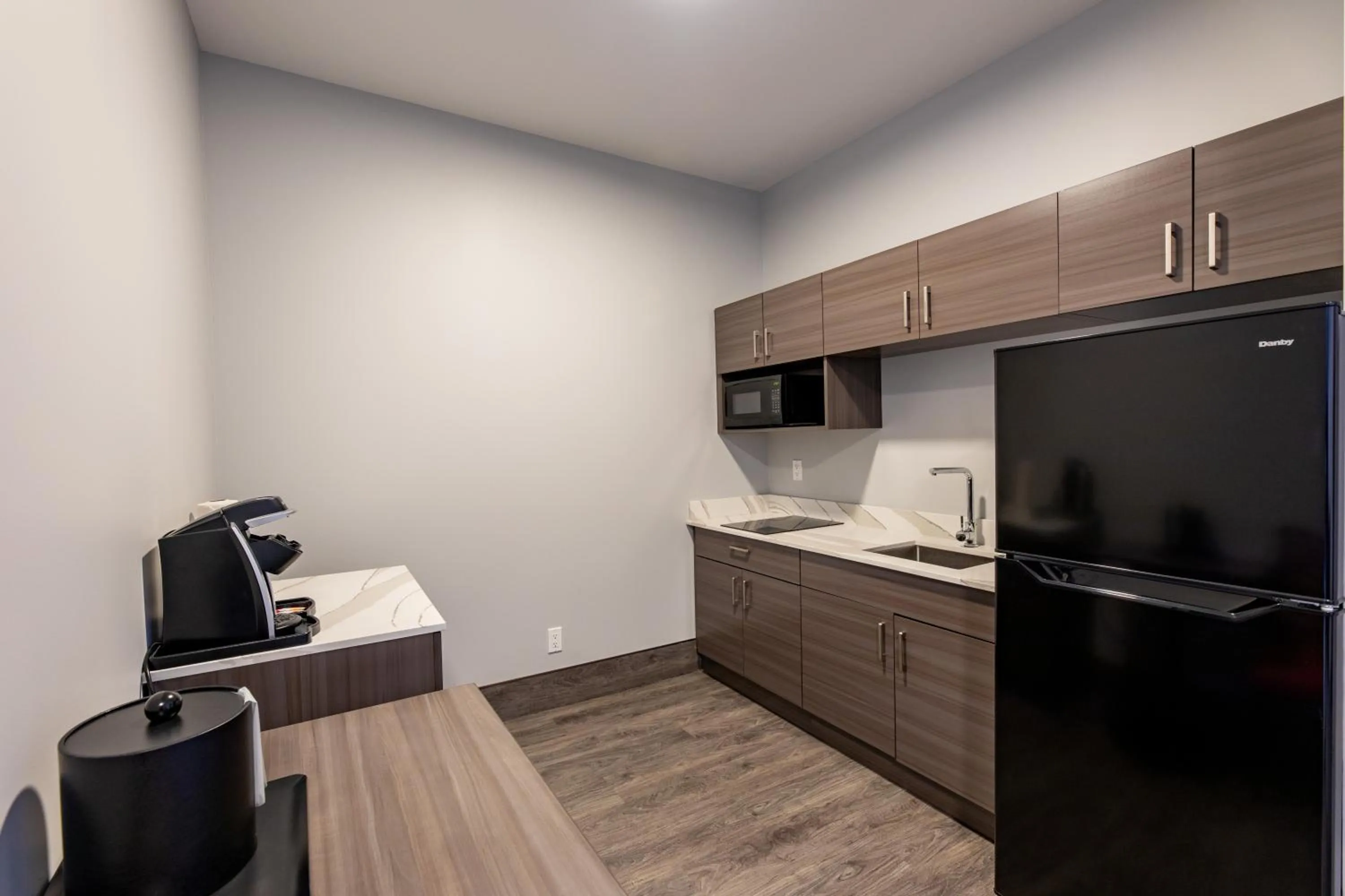 Coffee/tea facilities in The Kanata by BCMInns - Hinton