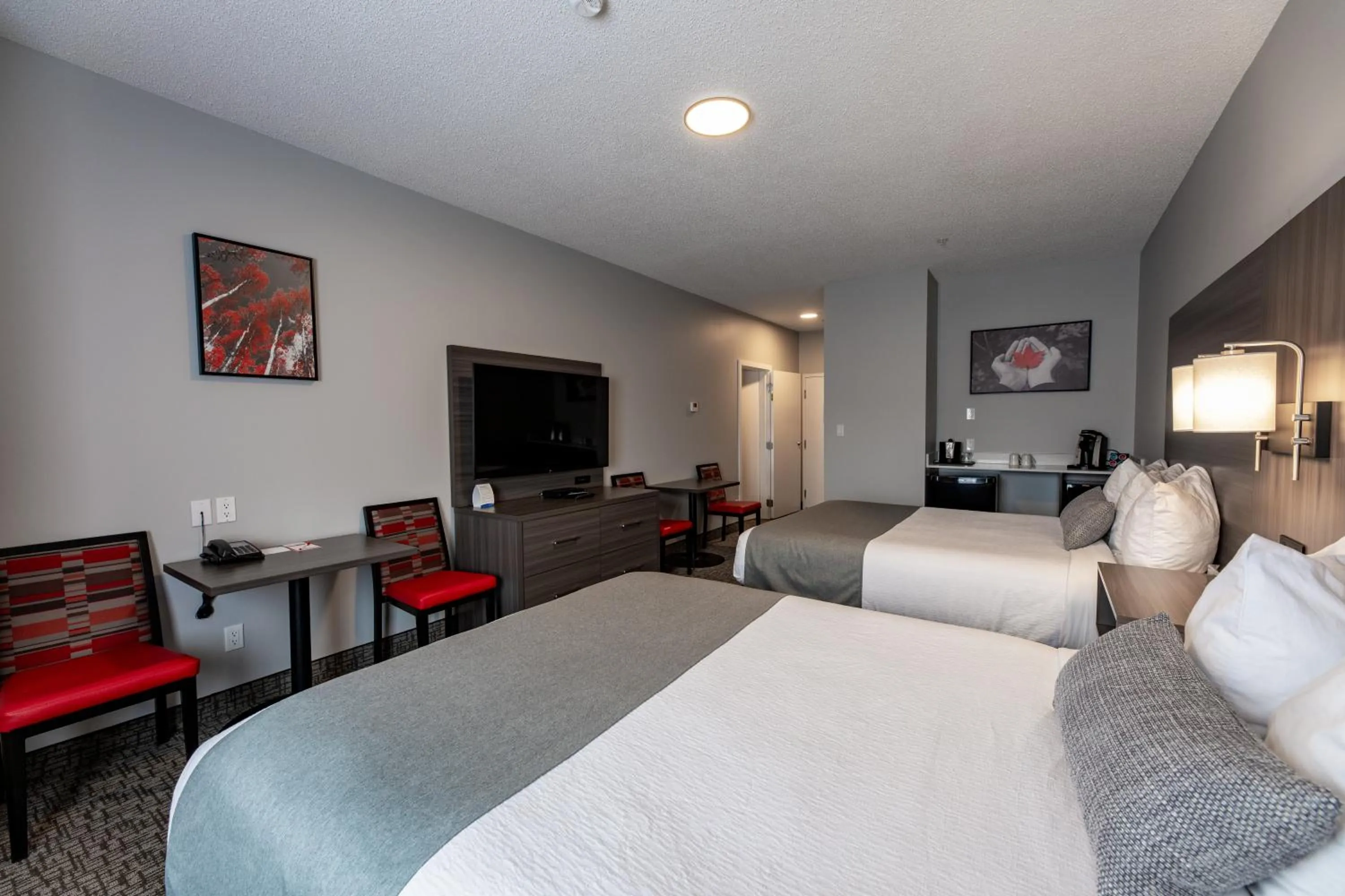 Bedroom, Bed in The Kanata by BCMInns - Hinton