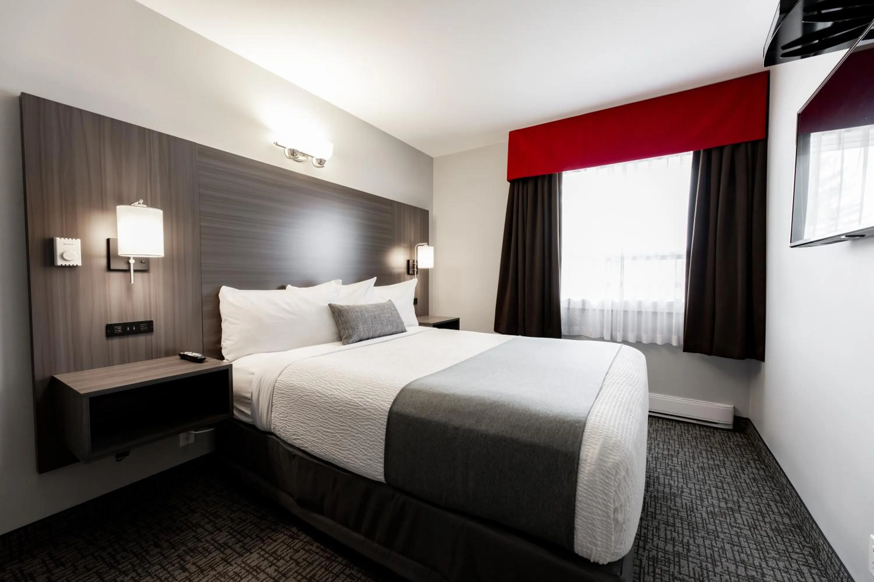 Bedroom, Bed in The Kanata by BCMInns - Hinton