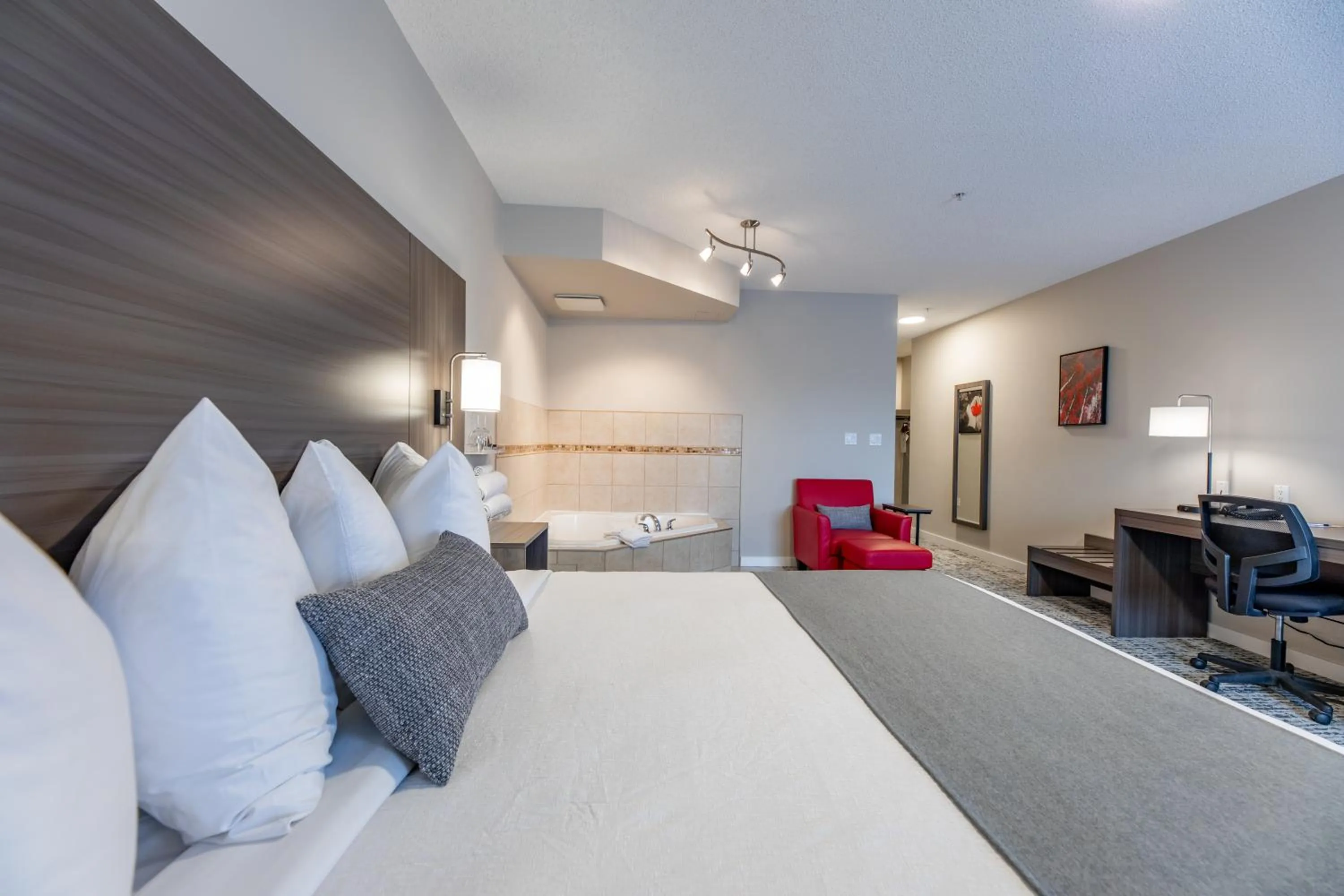 Photo of the whole room, Bed in The Kanata by BCMInns - Hinton