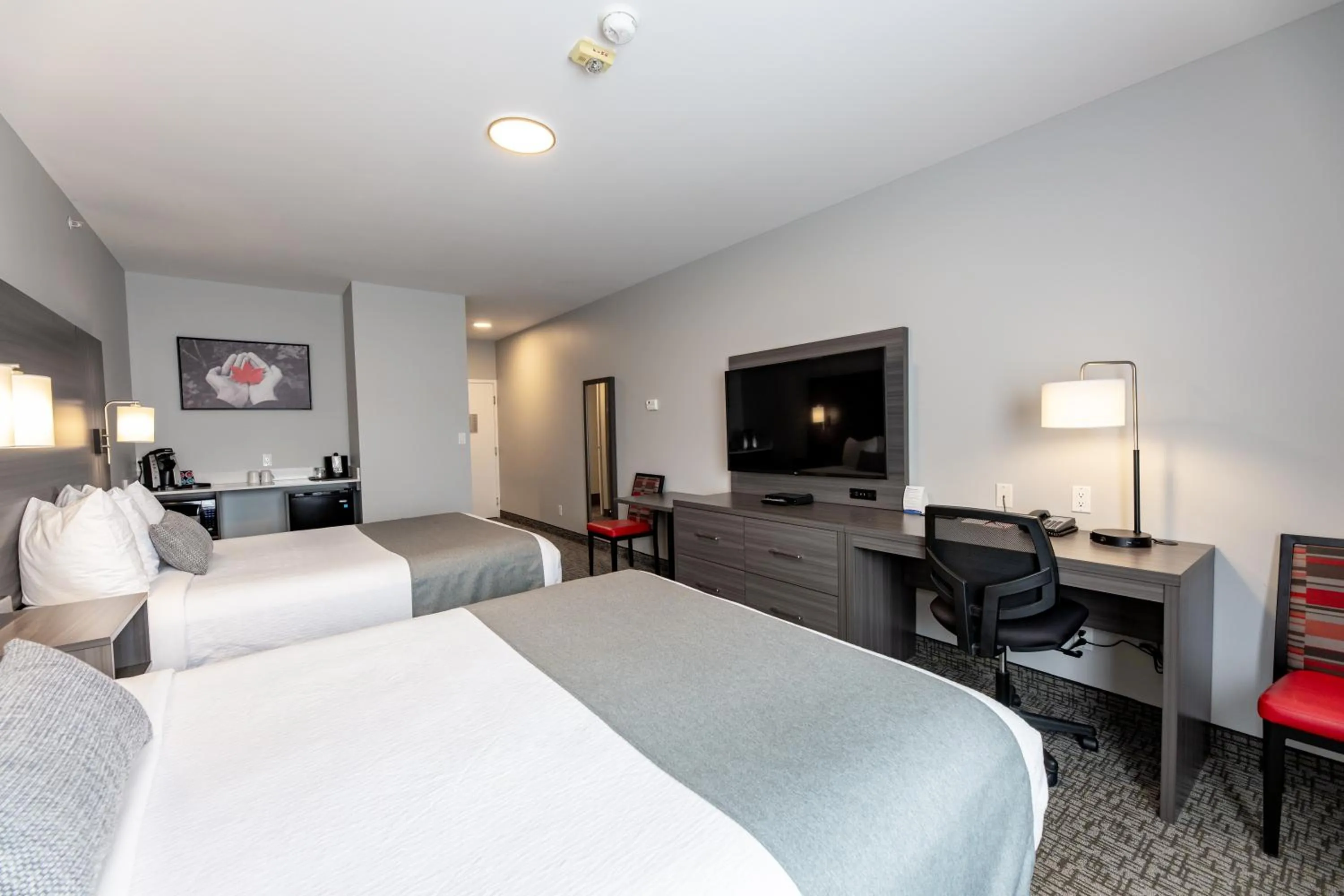Photo of the whole room, Bed in The Kanata by BCMInns - Hinton