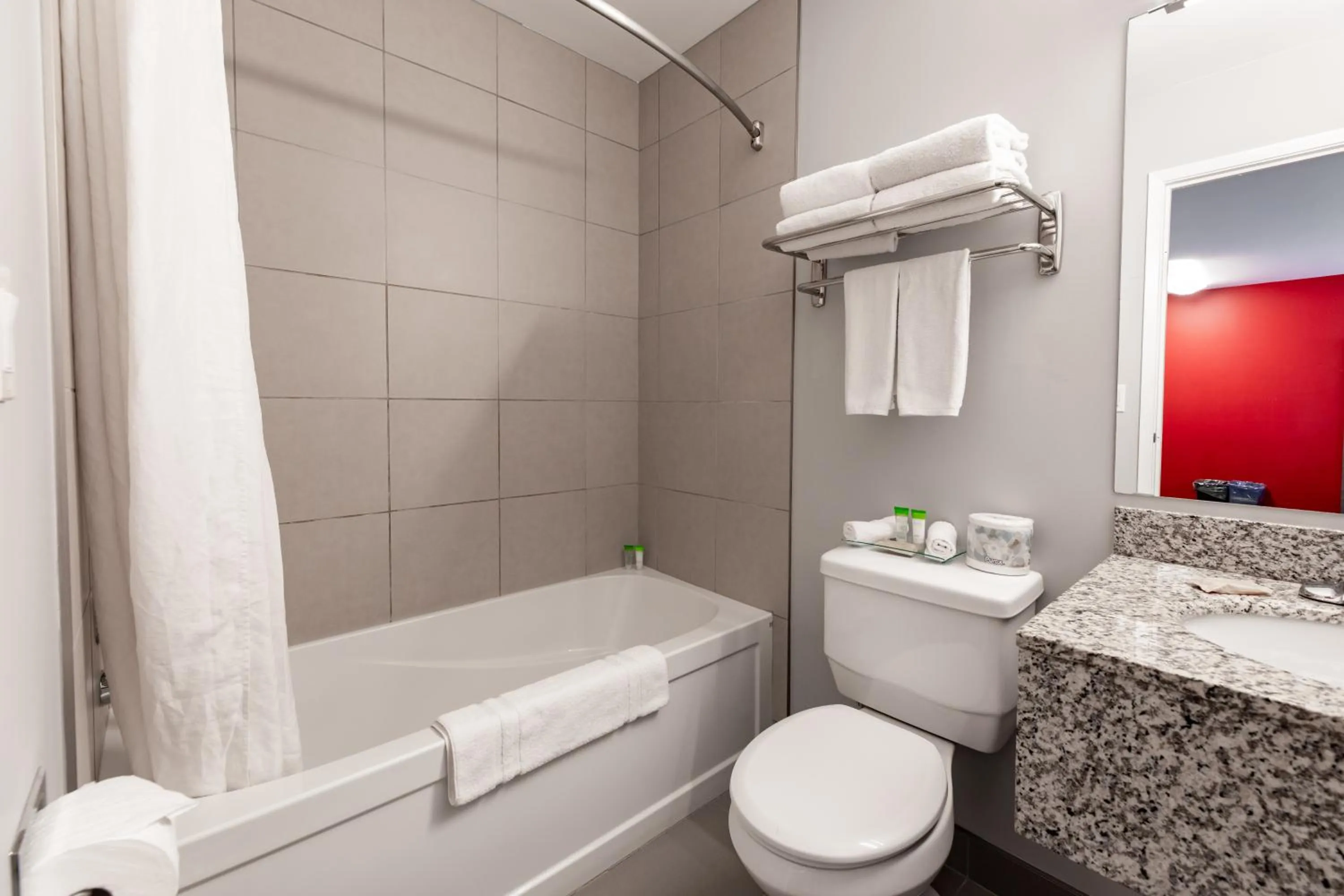 Bathroom, Bed in The Kanata by BCMInns - Hinton