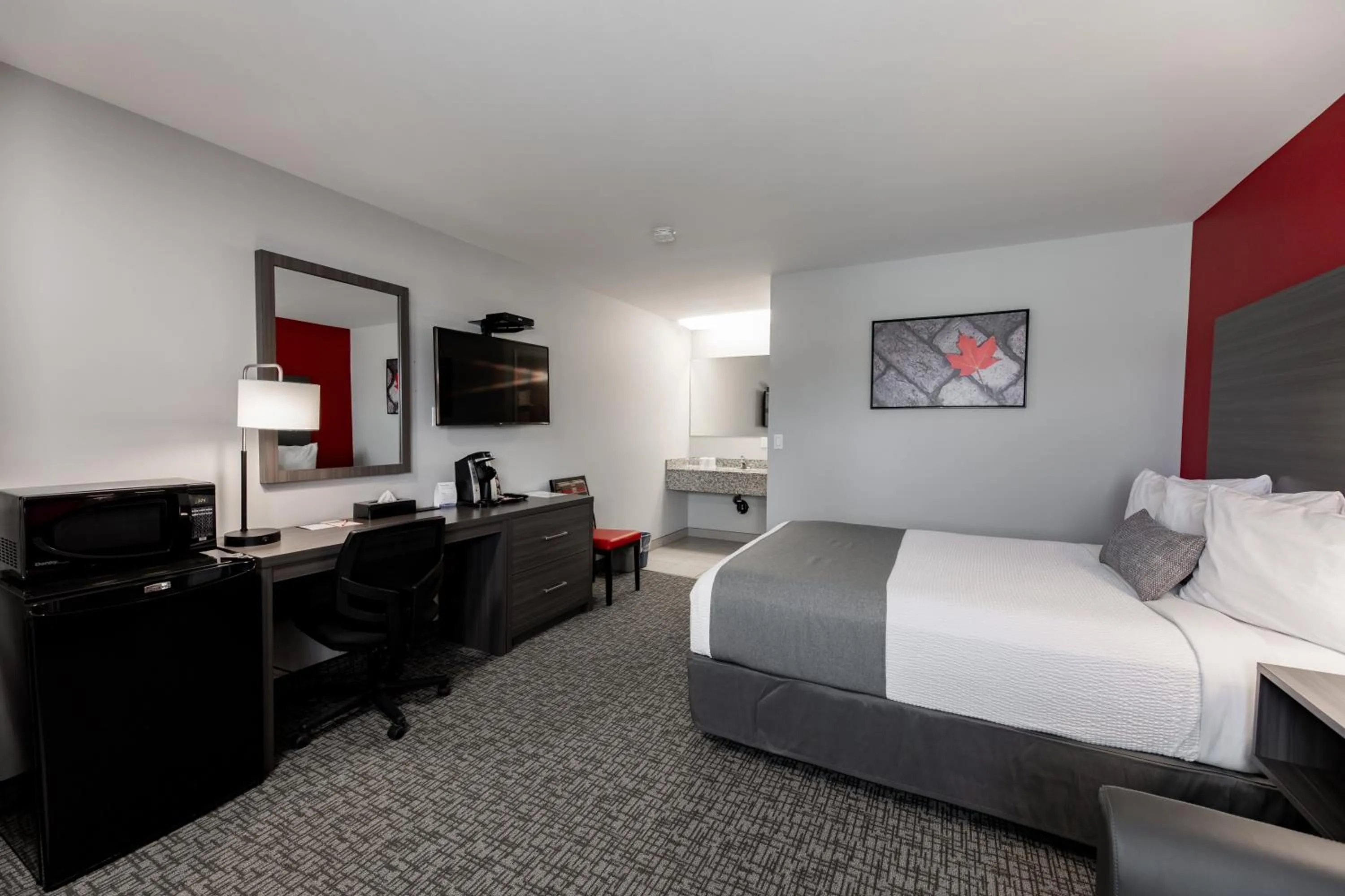 Photo of the whole room, Bed in The Kanata by BCMInns - Hinton