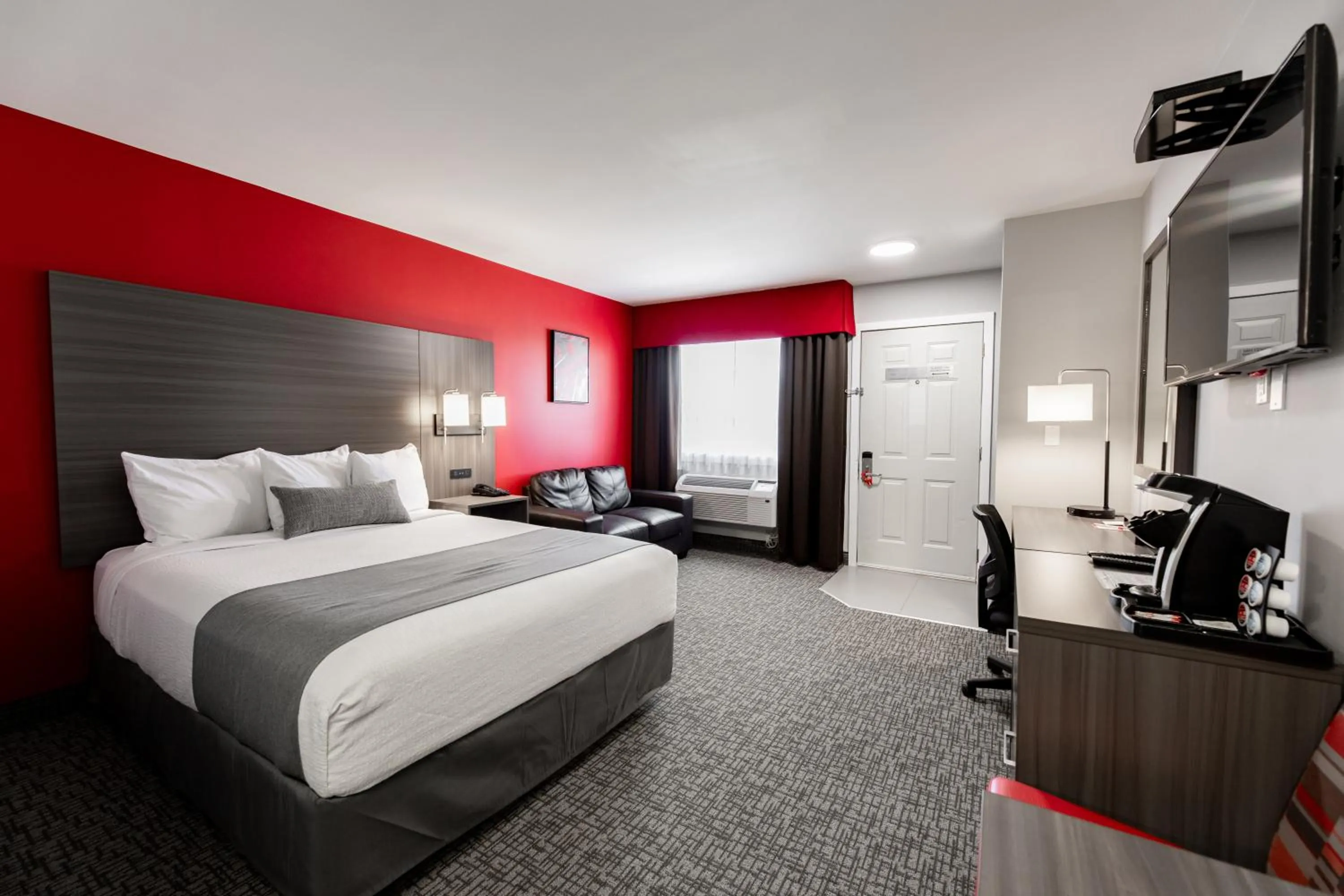 Bedroom, Bed in The Kanata by BCMInns - Hinton