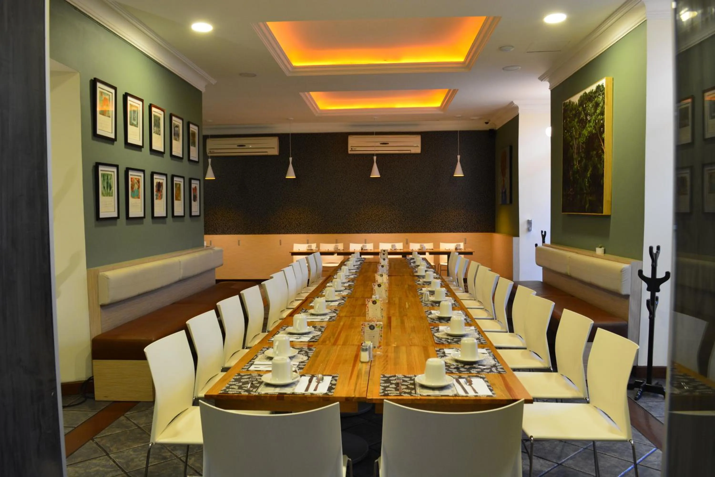 Restaurant/places to eat in Hotel Abu