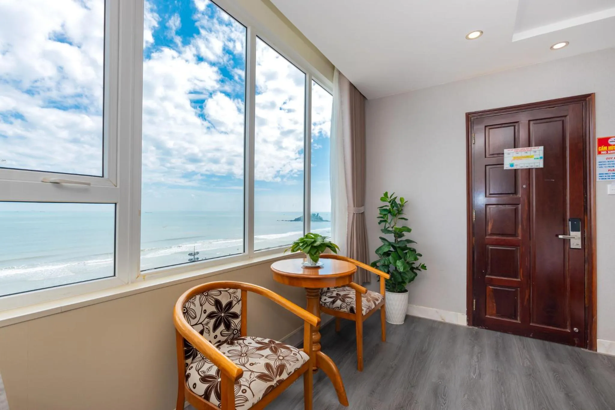 Deluxe Double Room with Sea View in Ngoc Hanh Beach Hotel