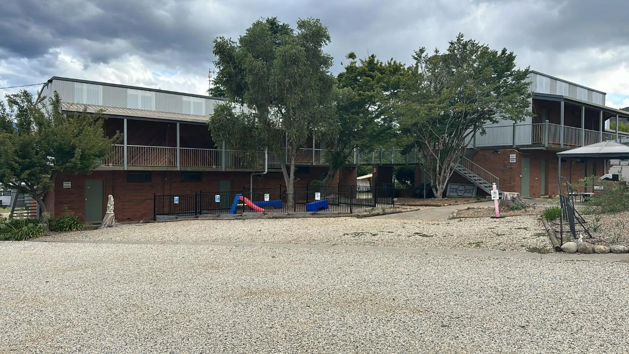 Mountain Creek Motel Bar & Restaurant