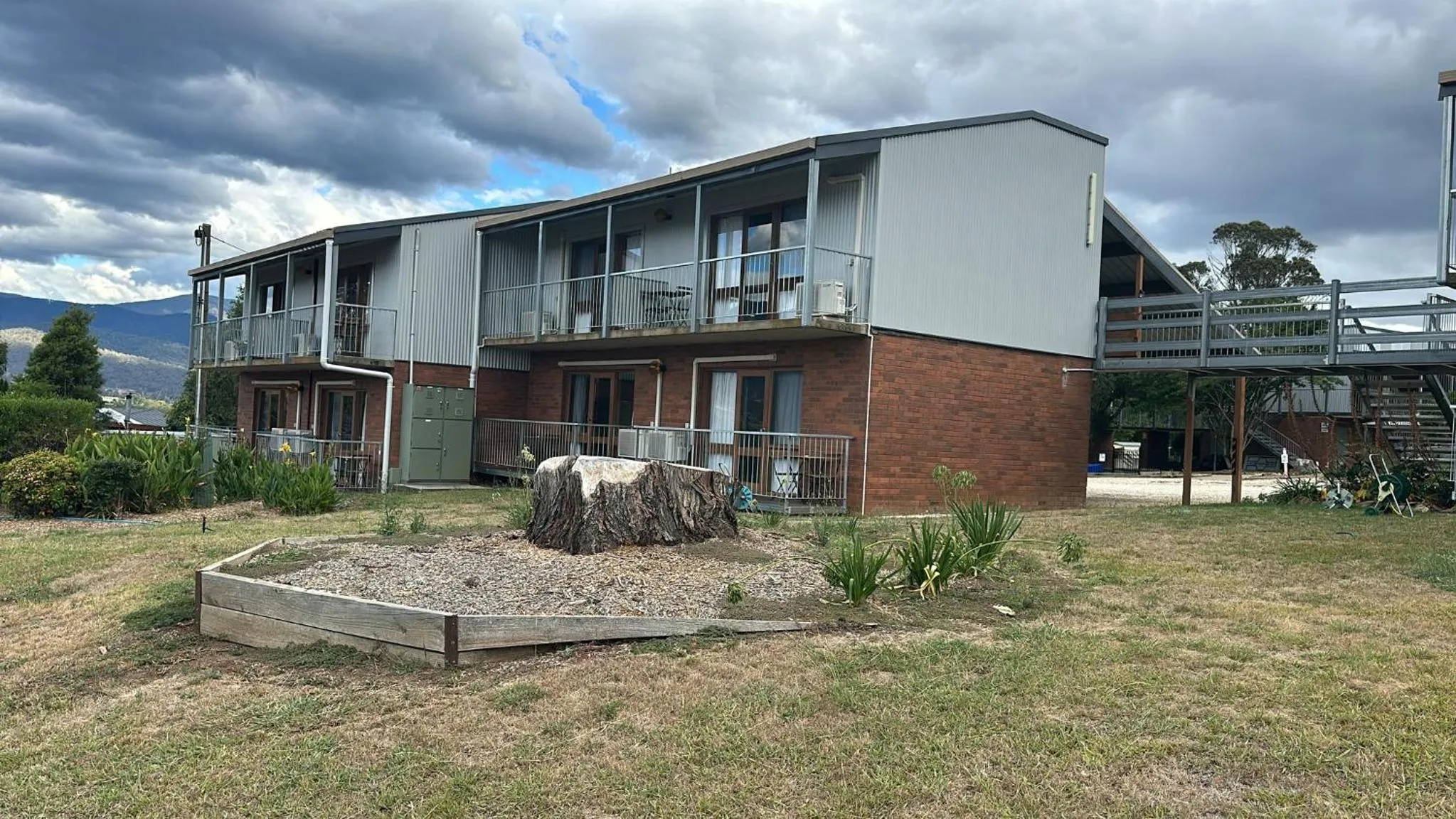 Mountain Creek Motel Bar & Restaurant