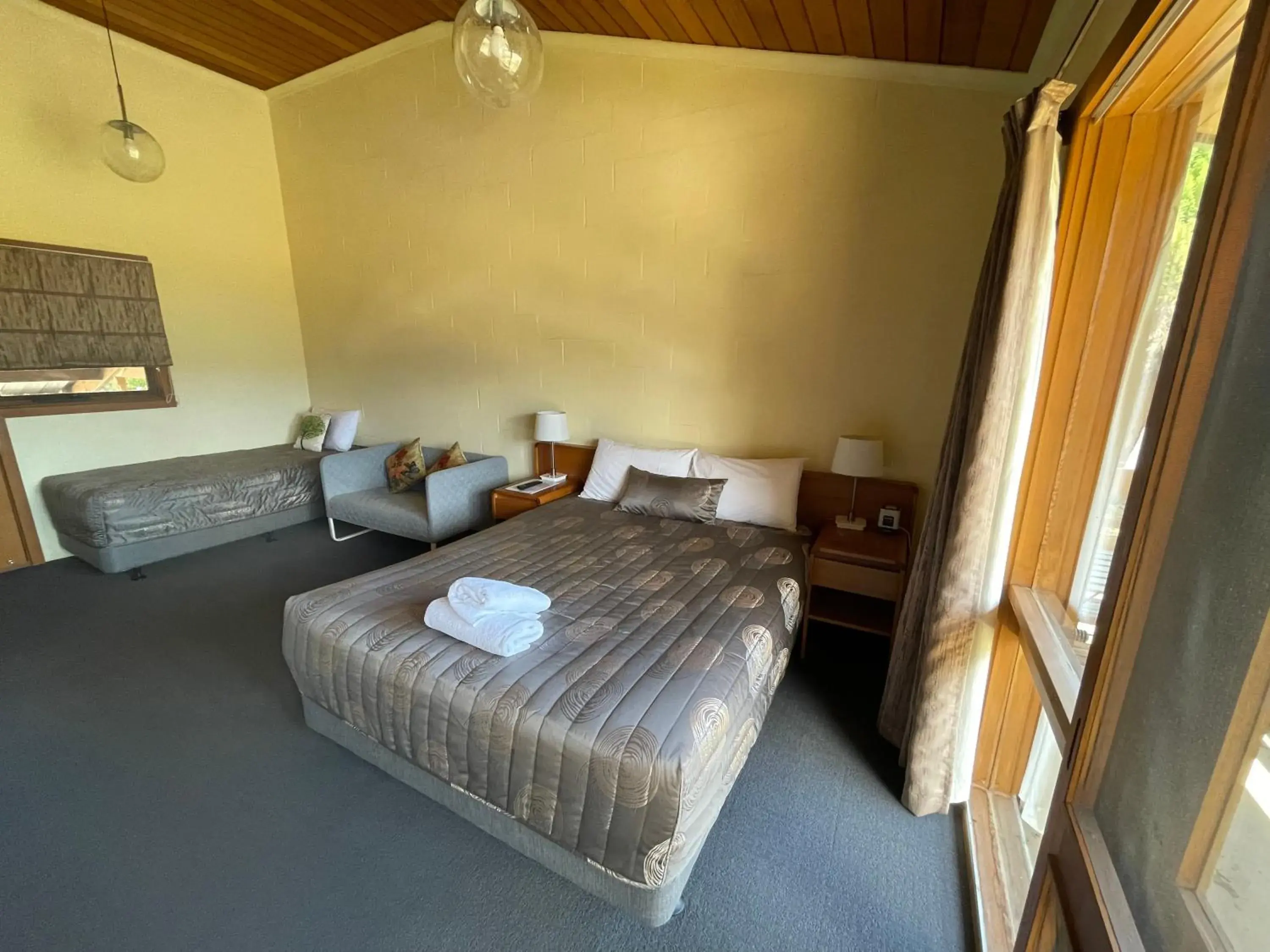 Bed in Mountain Creek Motel Bar & Restaurant Bed in Mountain Creek Motel Bar & Restaurant