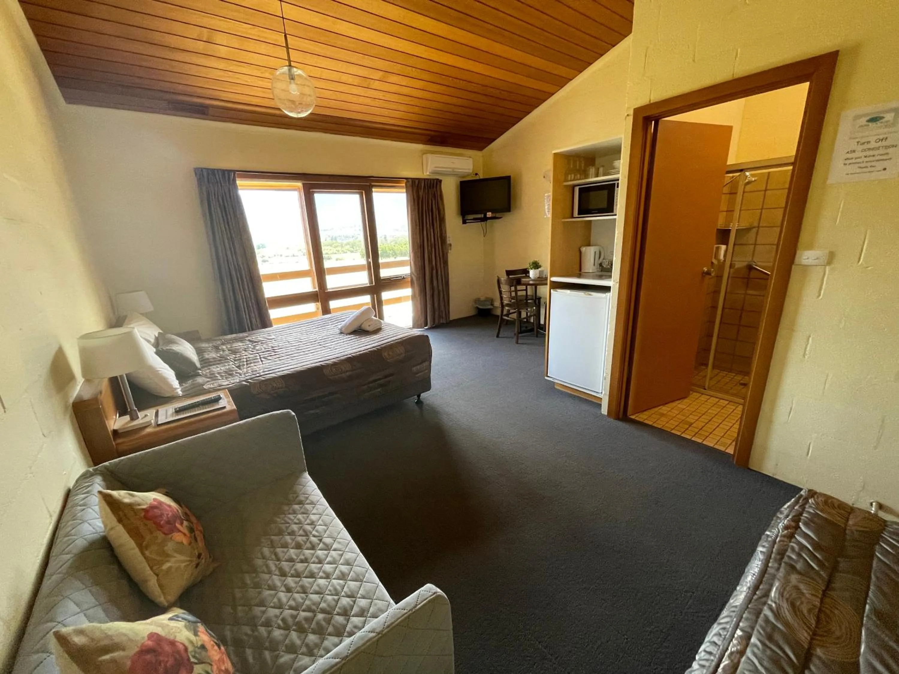 Mountain Creek Motel Bar & Restaurant