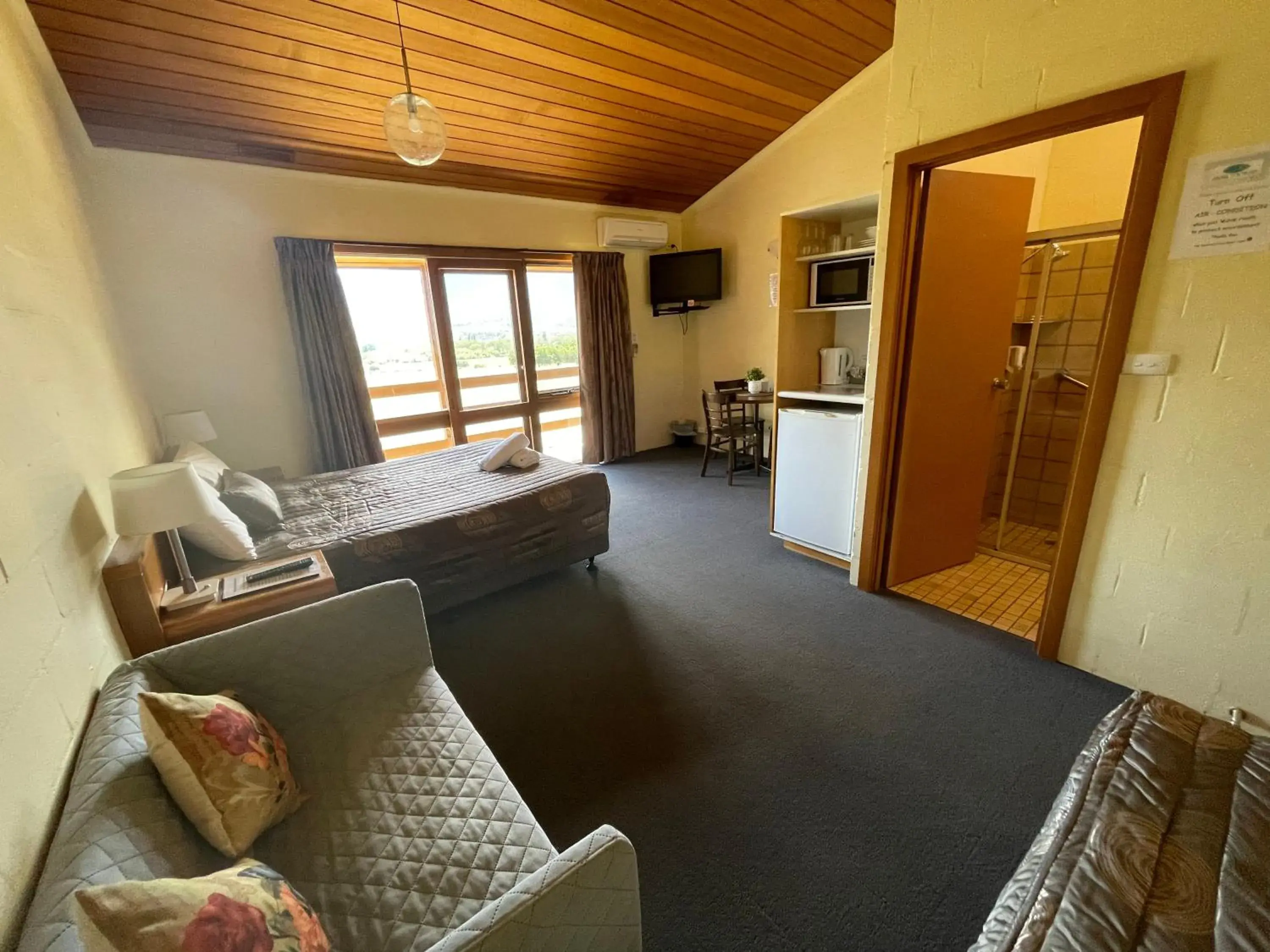 Mountain Creek Motel Bar & Restaurant Mountain Creek Motel Bar & Restaurant