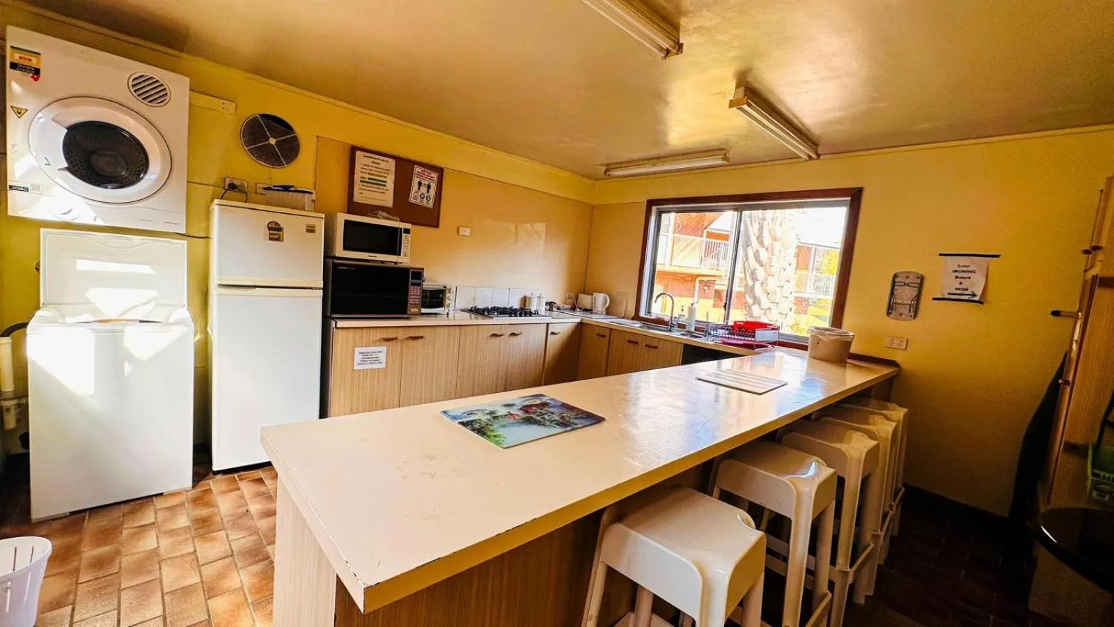 Mountain Creek Motel Bar & Restaurant