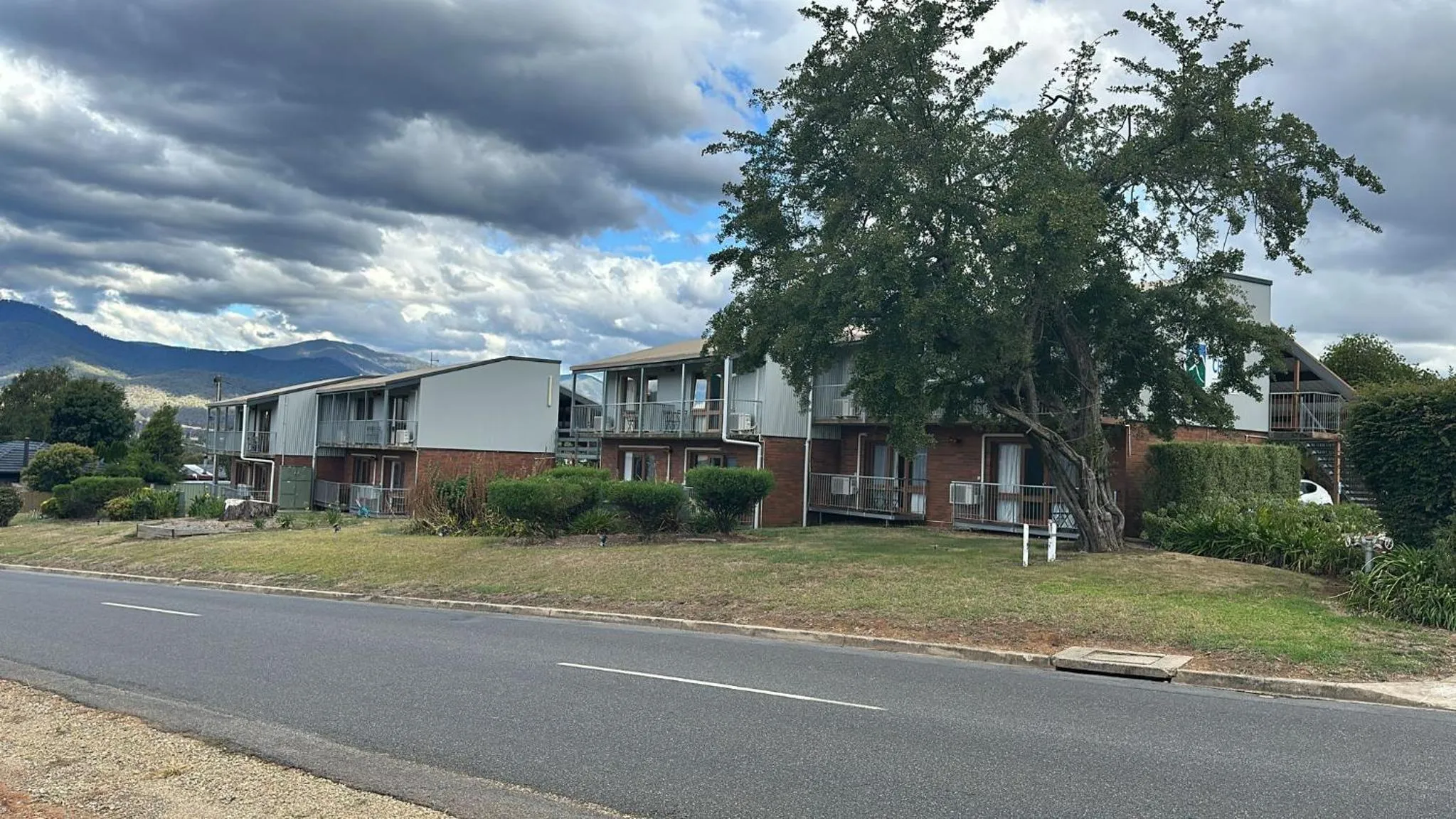 Mountain Creek Motel Bar & Restaurant