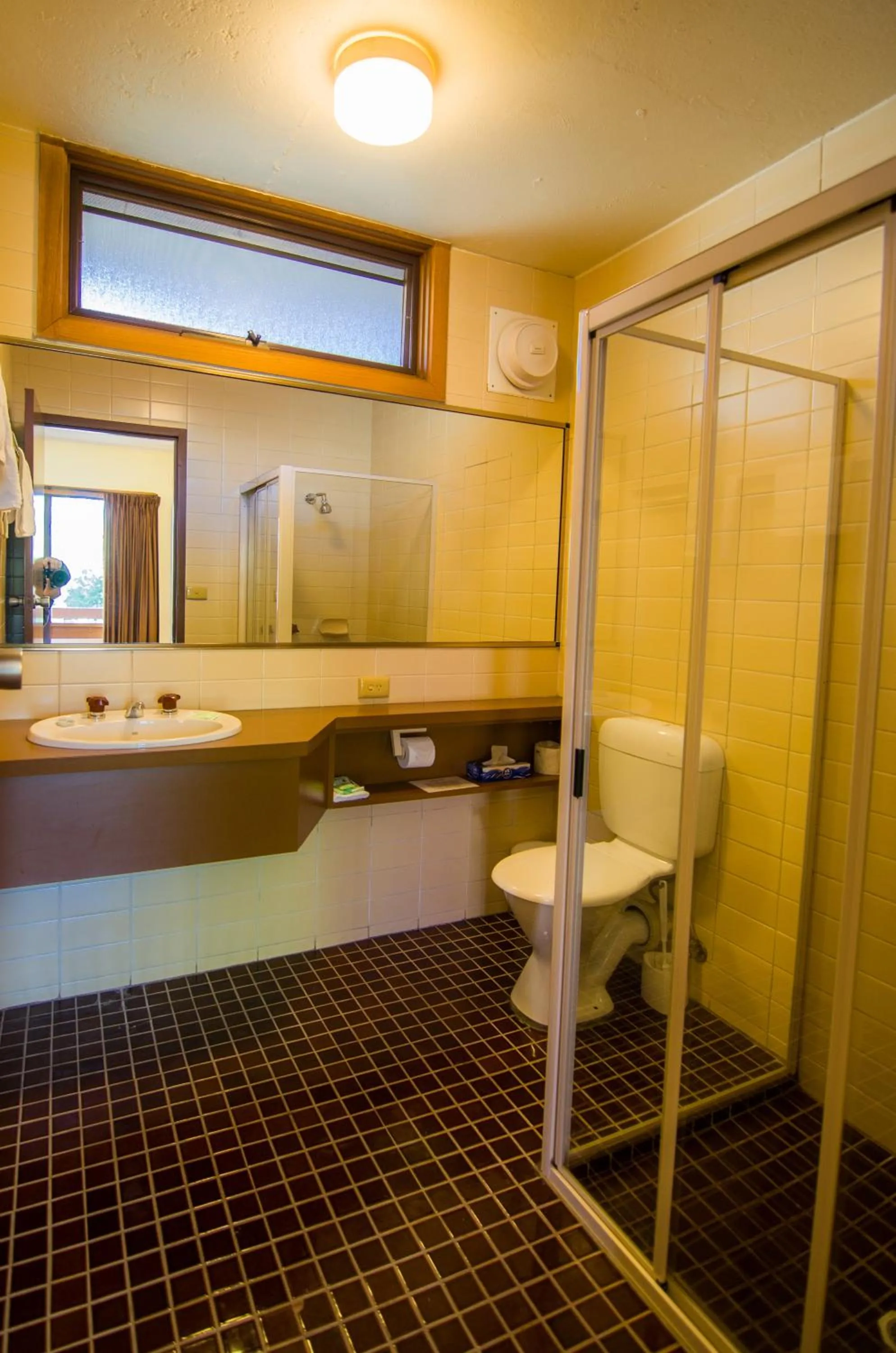 Bathroom in Mountain Creek Motel Bar & Restaurant