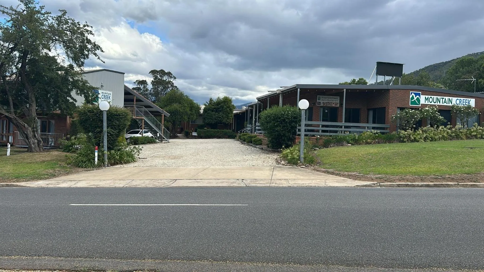 Mountain Creek Motel Bar & Restaurant
