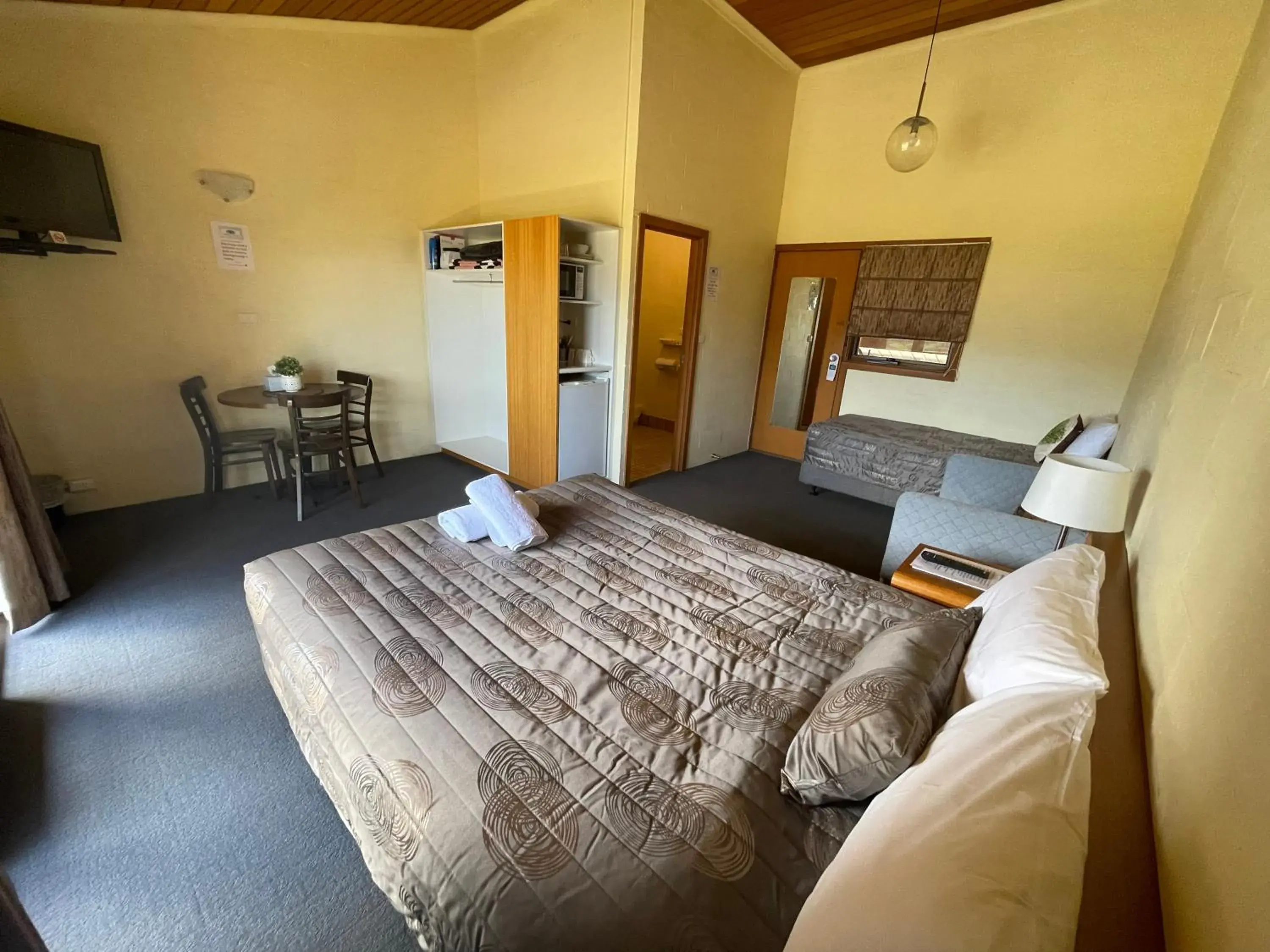 Bed in Mountain Creek Motel Bar & Restaurant Bed in Mountain Creek Motel Bar & Restaurant