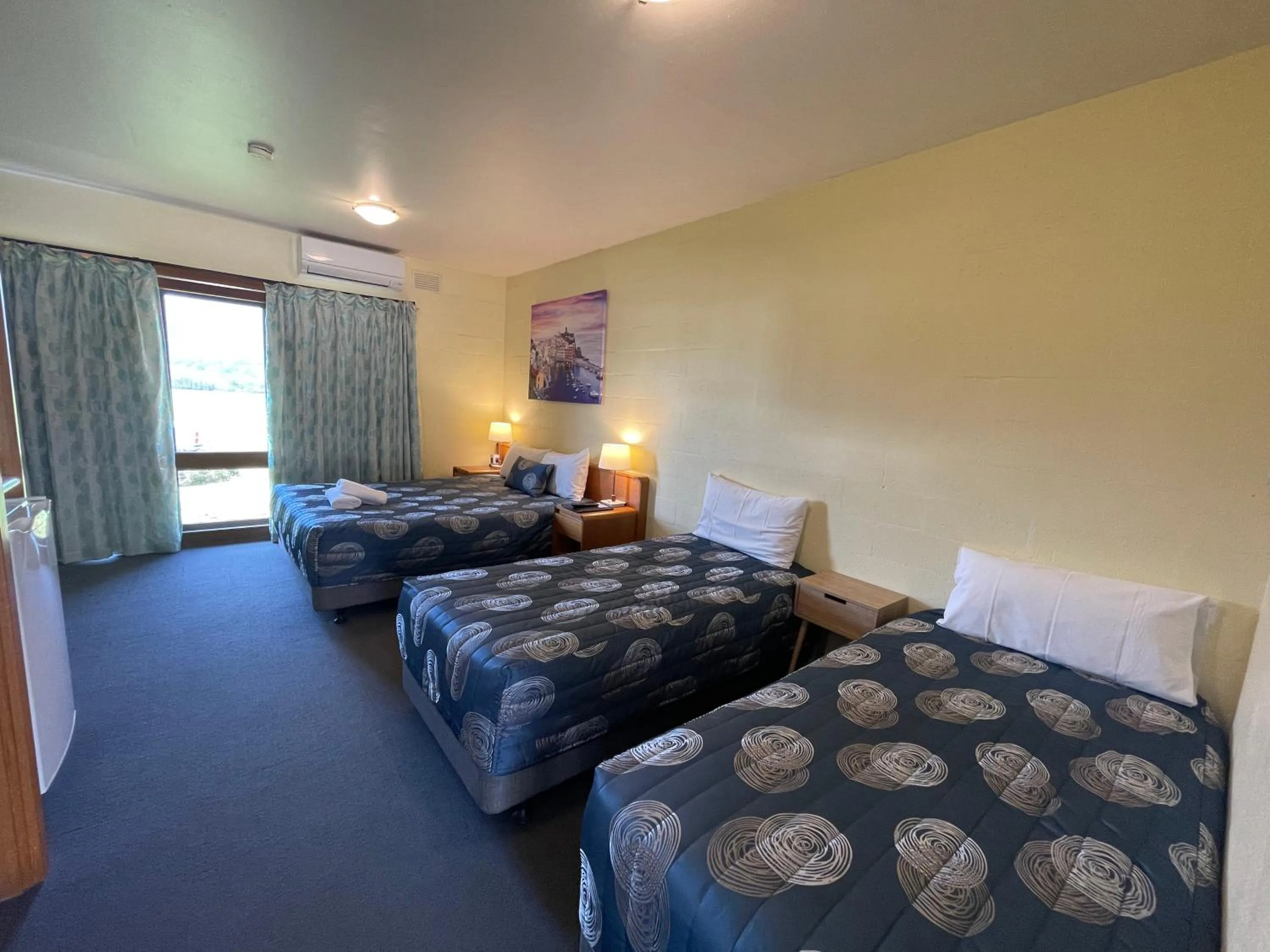 Bed in Mountain Creek Motel Bar & Restaurant