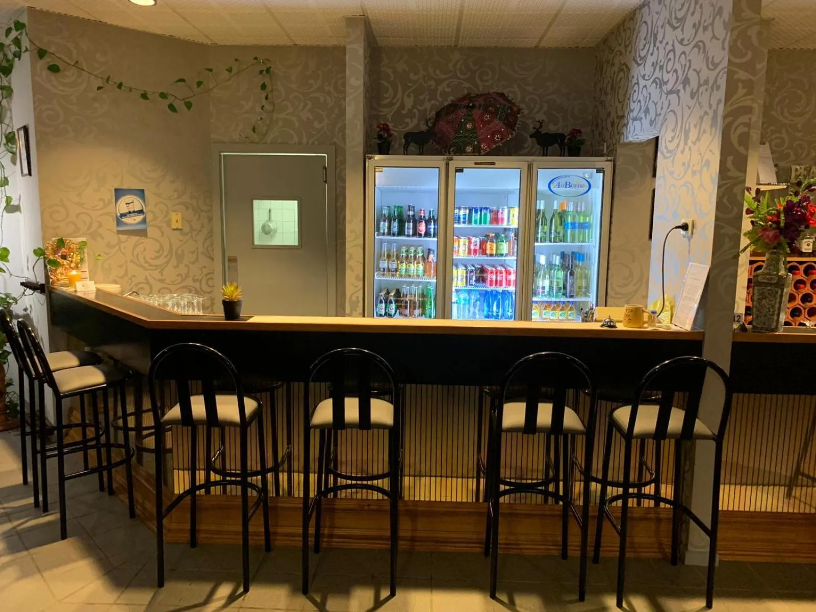 Restaurant/places to eat in Mountain Creek Motel Bar & Restaurant