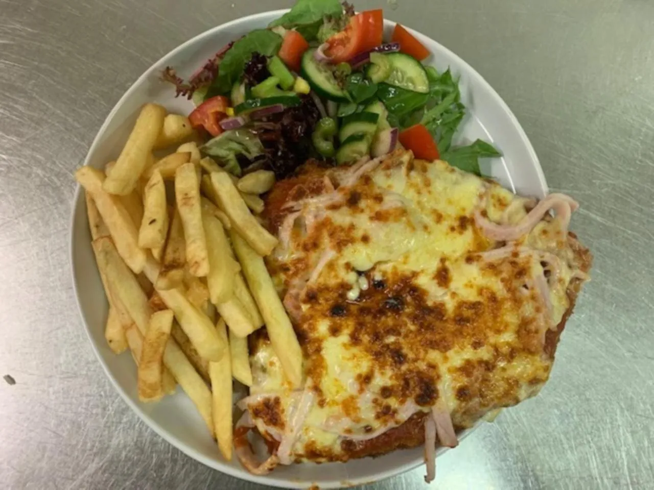 Restaurant/places to eat in Mountain Creek Motel Bar & Restaurant