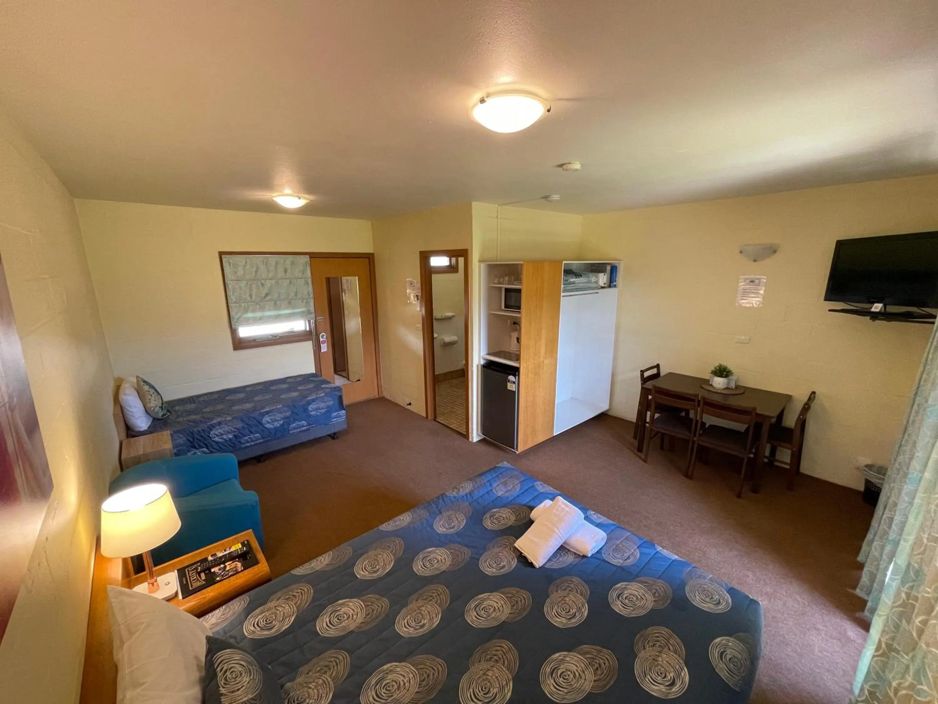 Bed in Mountain Creek Motel Bar & Restaurant