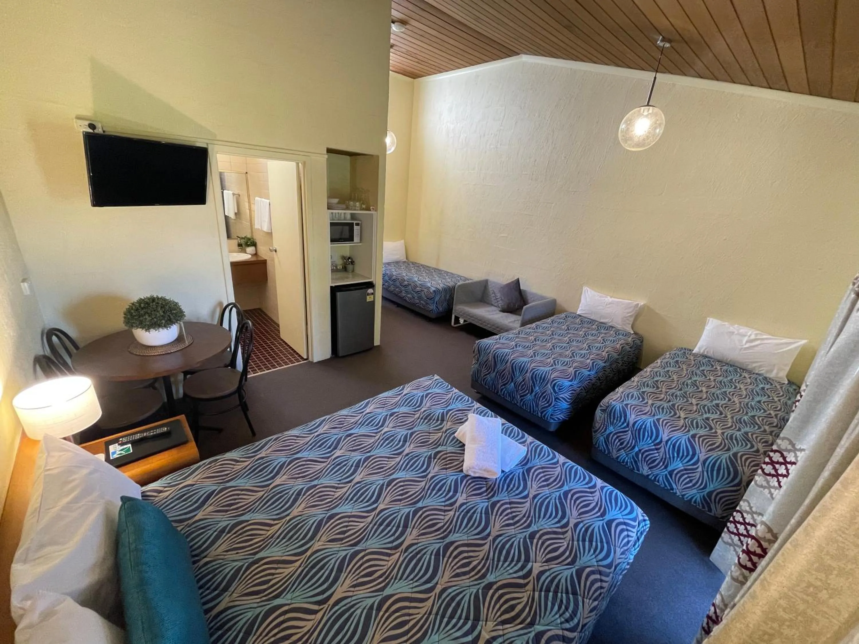 Bed in Mountain Creek Motel Bar & Restaurant