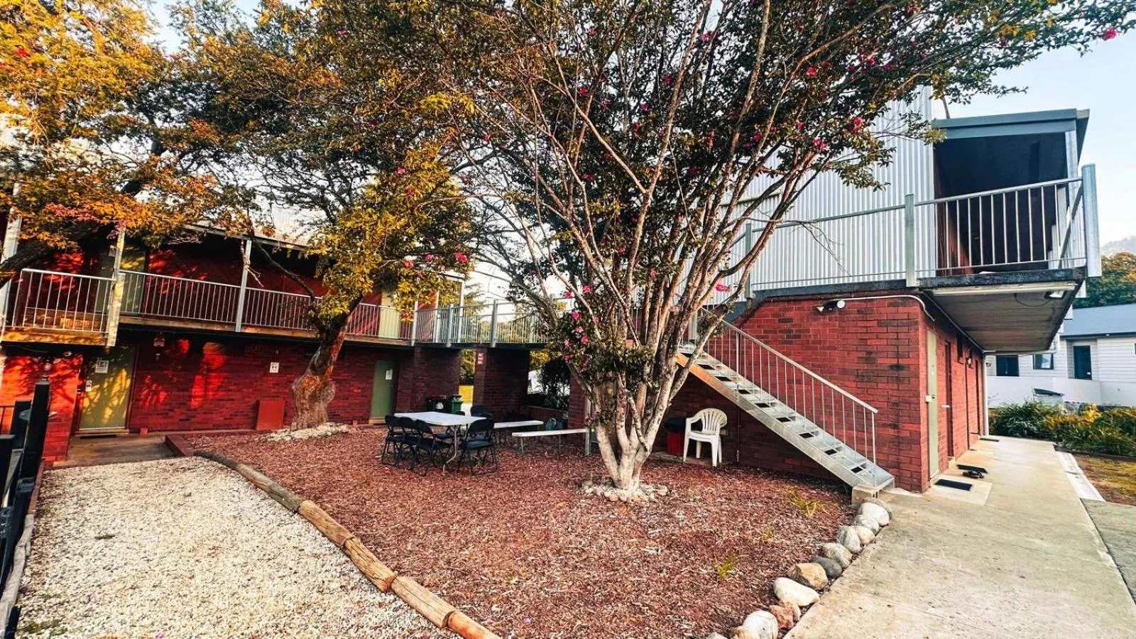 Mountain Creek Motel Bar & Restaurant