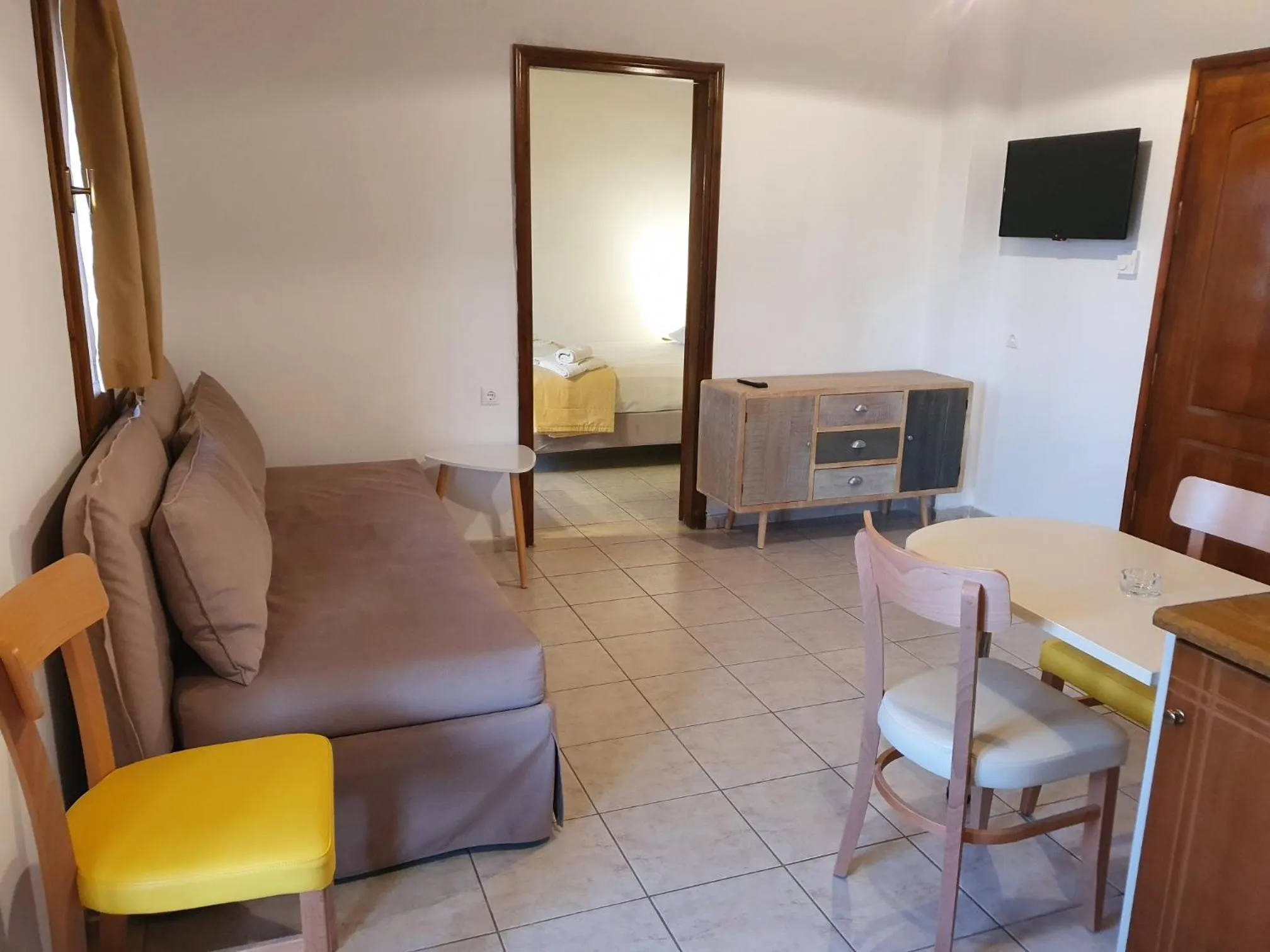 Communal lounge/ TV room in Arhodiko Hotel