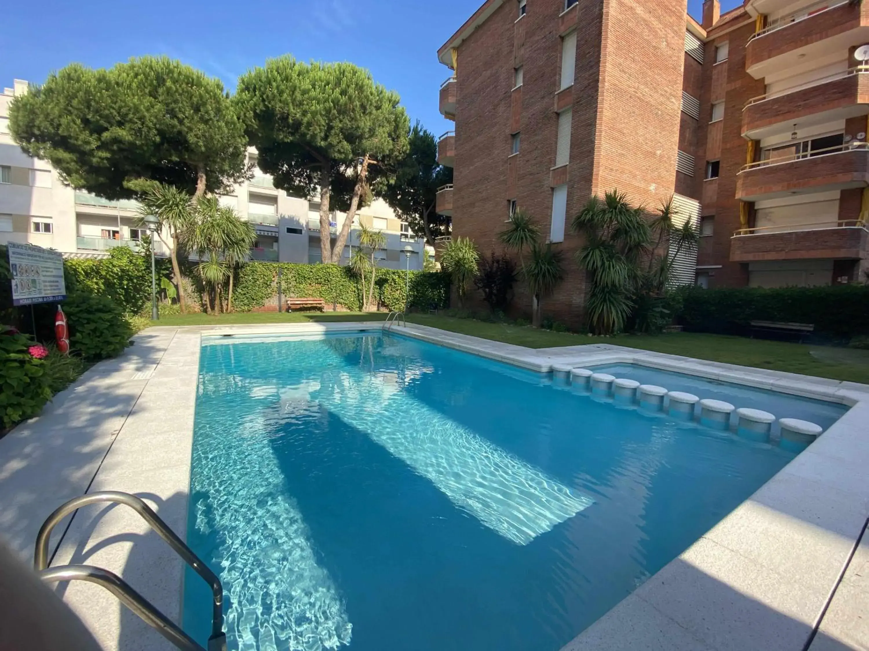 Las Antillas Piscina y Terraza Playa Fenals 4pax Las Antillas Piscina y Terraza Playa Fenals 4pax